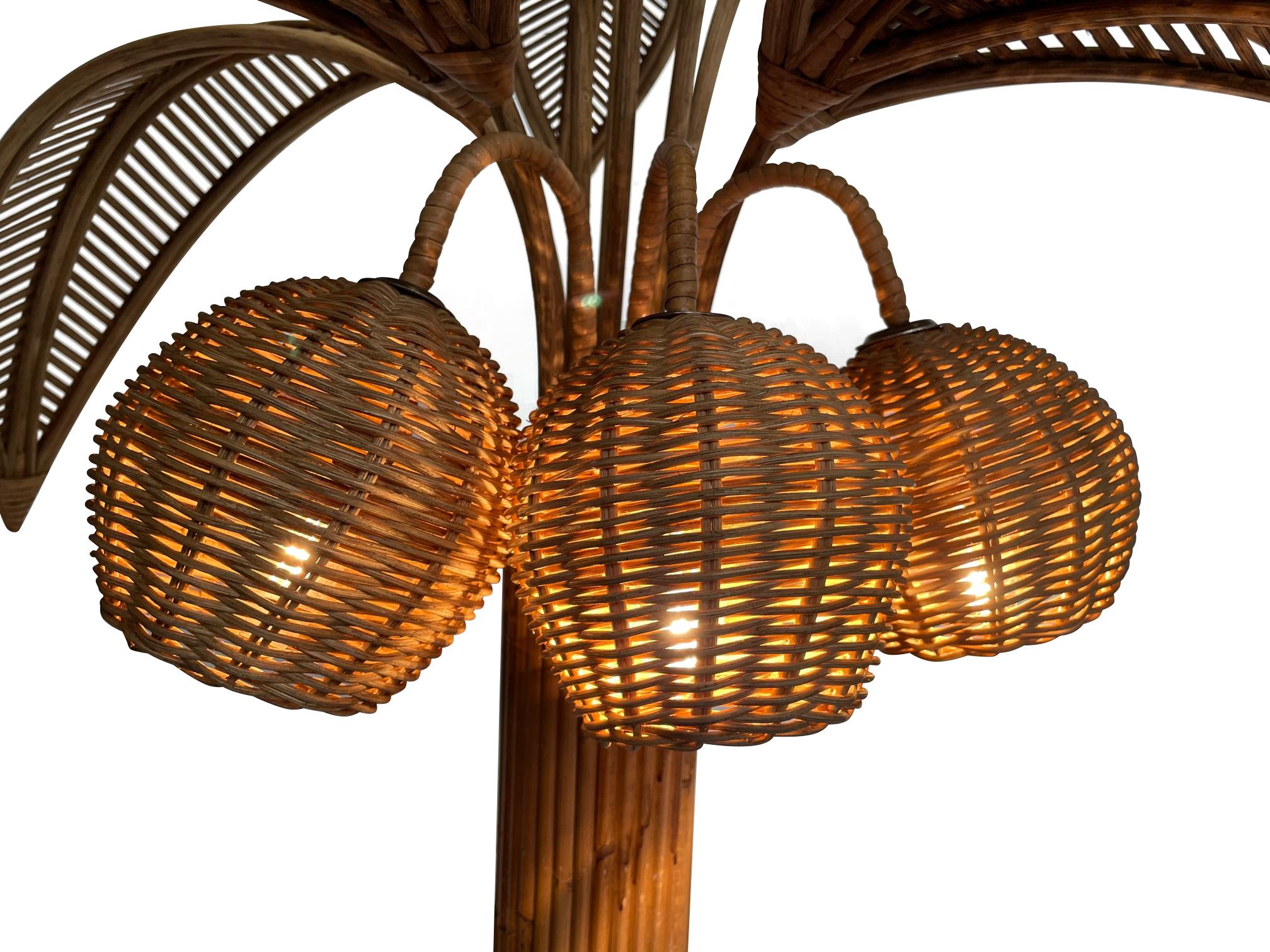 Grand lampadaire en rotin en forme de palmier, comprenant trois ampoules insérées dans des noix de coco en vente 4