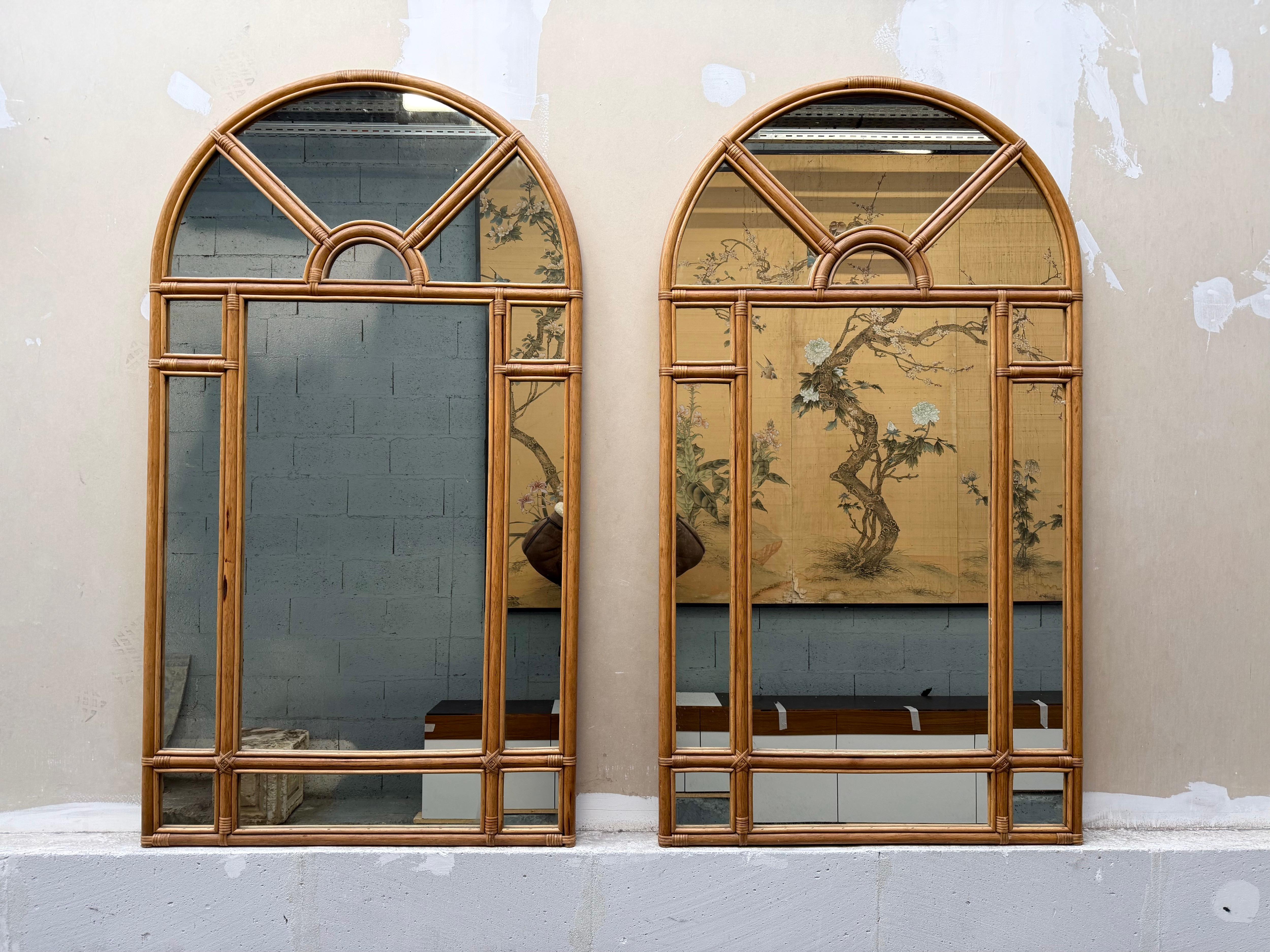 Grande specchio da parete o da terra di stile Hollywood Regency, moderno e di metà secolo,  Specchio a figura intera,  bambù, rafia rattan, vimini. Design italiano come Vivai del Sud,  Maison Arpex International, Dal Vera, Renato Zevi, Romeo Rega,