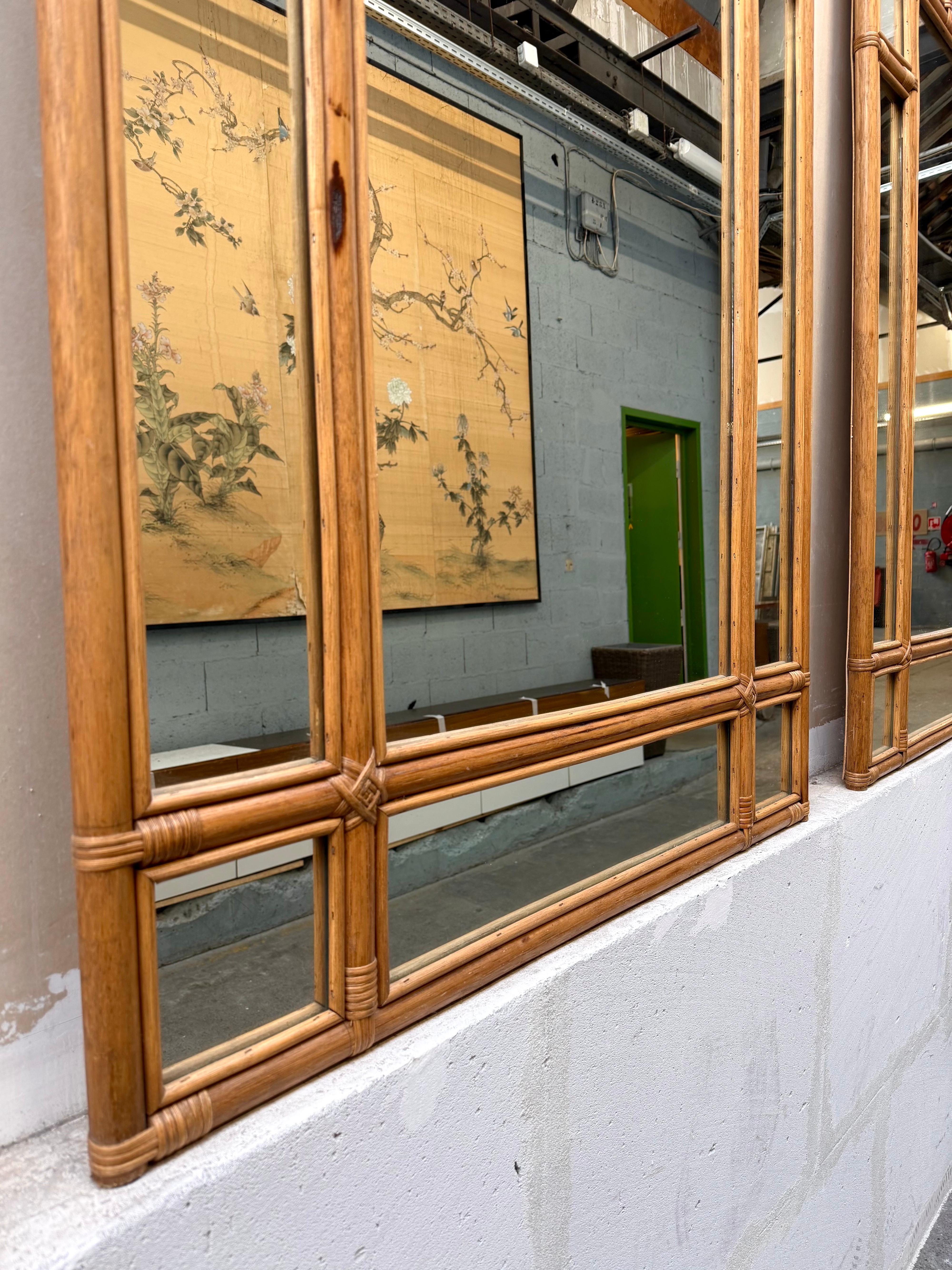 Mid-Century moderno Specchio grande in rattan parcellizzato . Italia, anni '70 in vendita