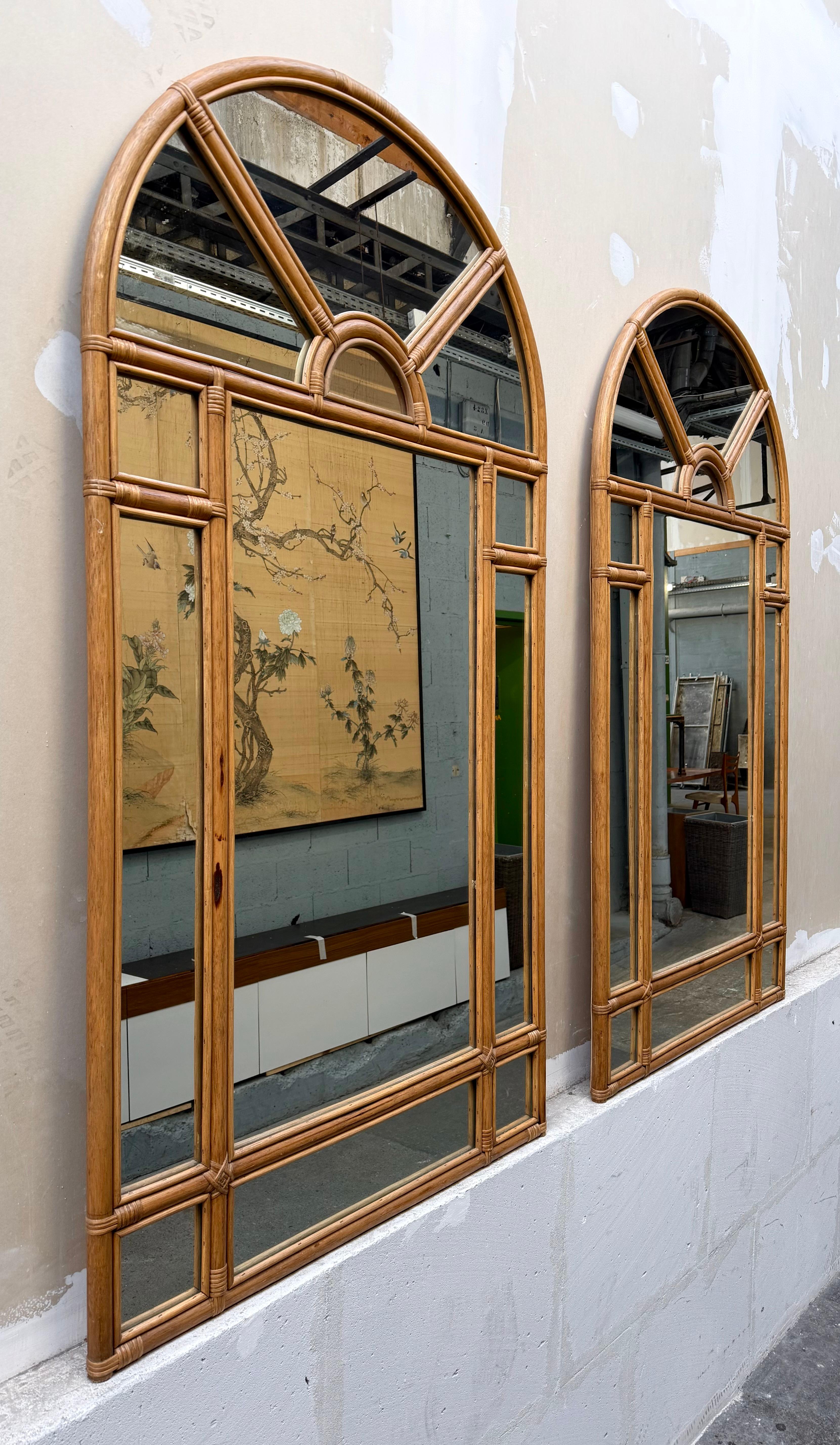 Italiano Specchio grande in rattan parcellizzato . Italia, anni '70 in vendita