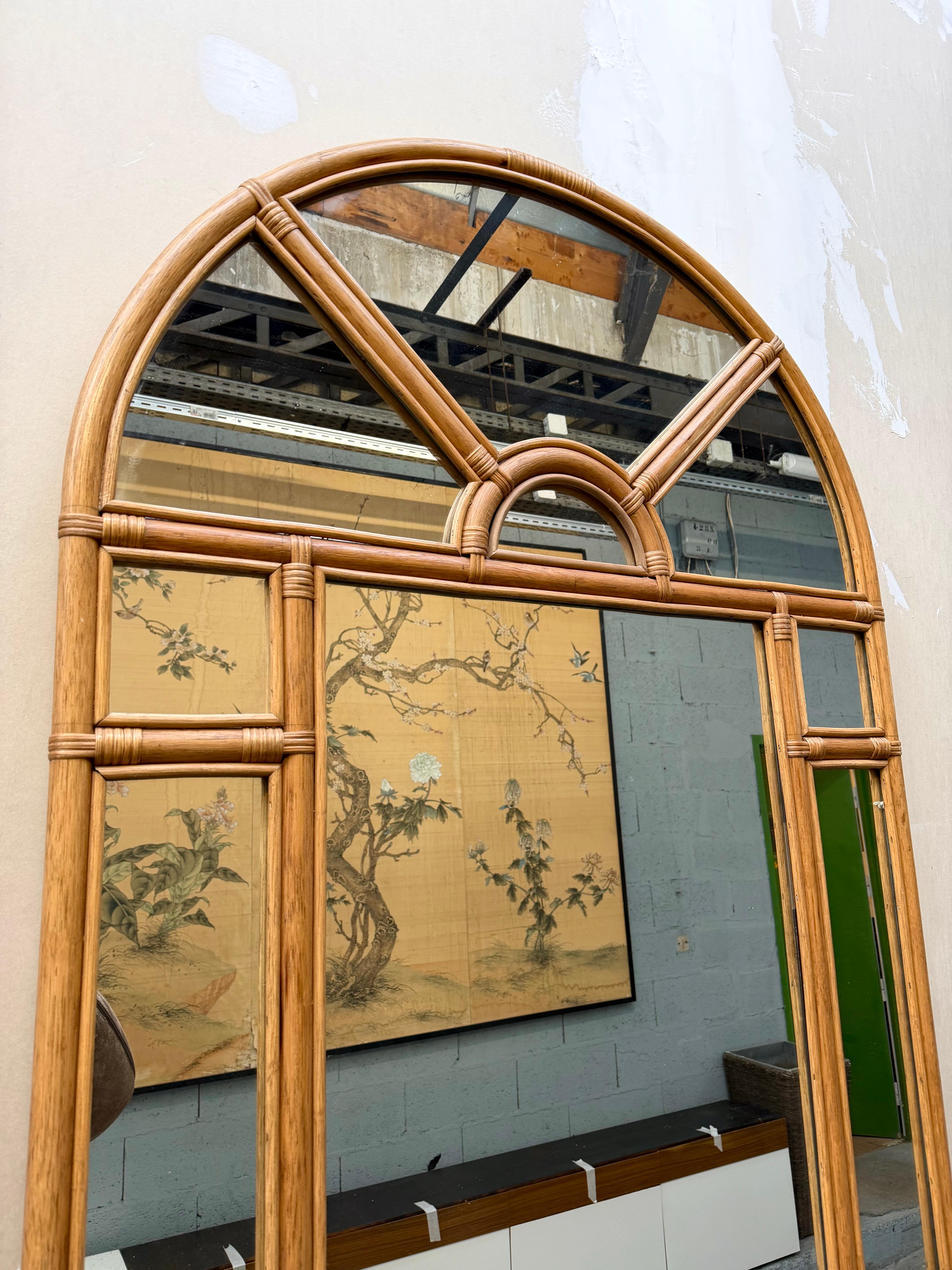 Fine XX secolo Specchio grande in rattan parcellizzato . Italia, anni '70 in vendita