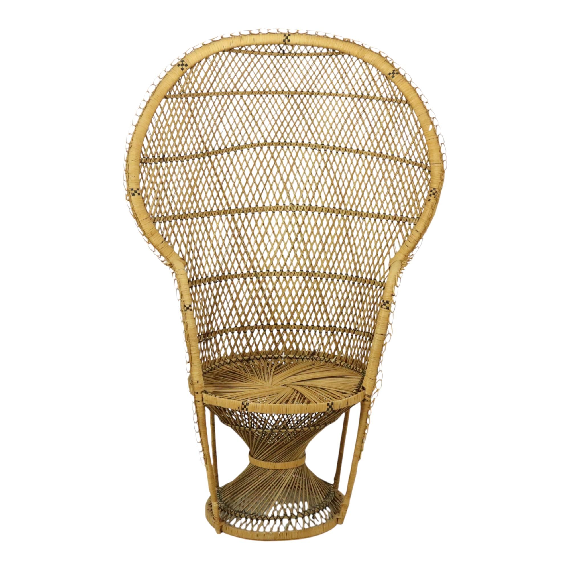 Grande sedia vintage in stile boho con pavone, meglio conosciuta come sedia Emanuelle, realizzata interamente in vimini, rattan e legno, con la scritta Fabriqué aux Philippines in basso, oggetto di design in stile bohémien della seconda metà del XX