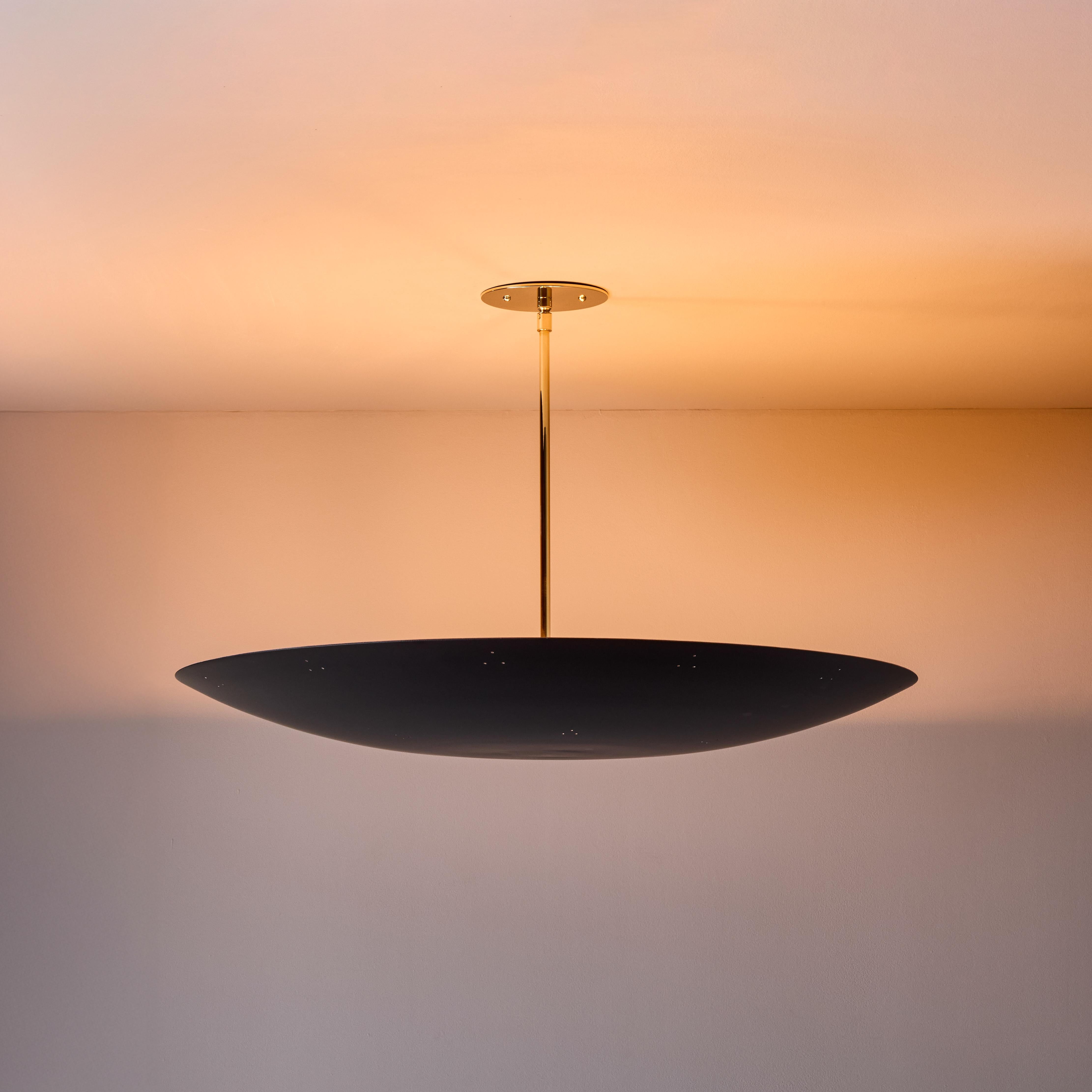 Grande lampadario a cupola in metallo traforato Raul Reyes 'Rey 26' in nero.

Fabbricate a mano a Los Angeles, queste raffinate lampade da soffitto ricordano gli iconici am designs finlandesi di metà secolo di Paavo Tynell e Lisa Johansson-Pape.