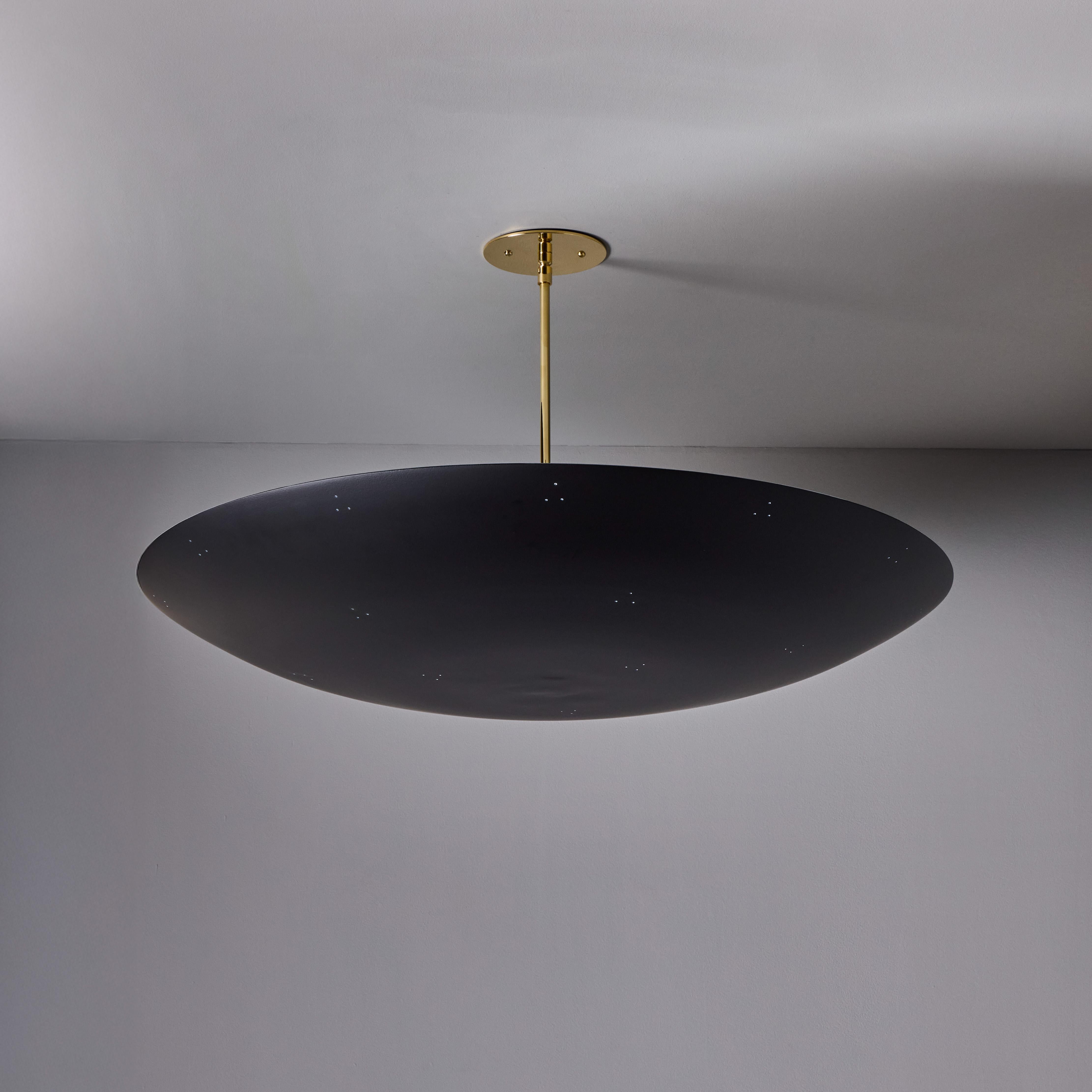 Grande lampadario a cupola traforata Raul Reyes 'Rey 30' in nero.

Fabbricati a mano a Los Angeles, questi raffinati lampadari ricordano gli iconici design finlandesi di metà secolo di Paavo Tynell e Lisa Johansson-Pape. Realizzato in metallo