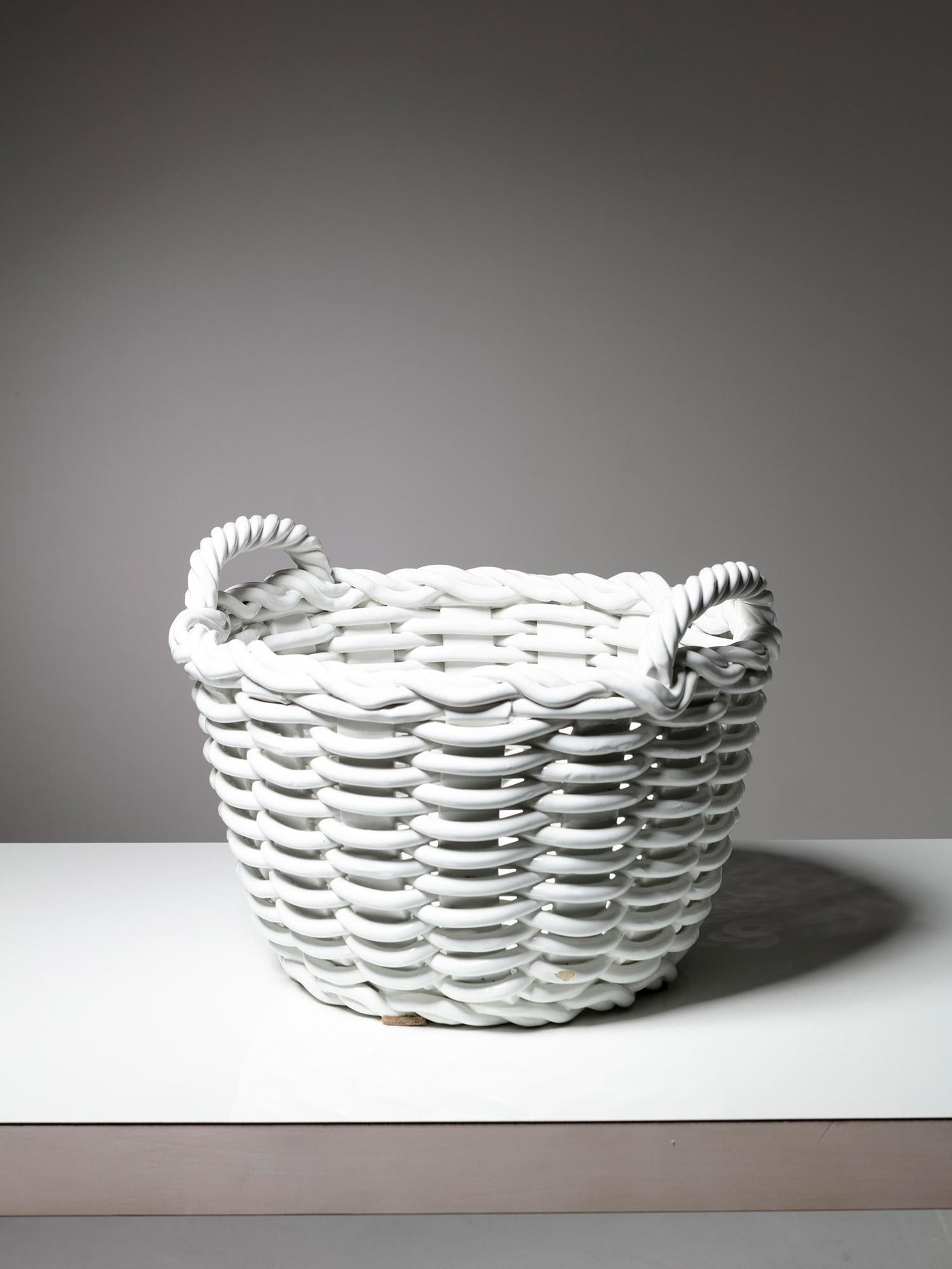 Italian 70s ceramic basket.
Glossy ceramic finish tributes to an functional traditional object.