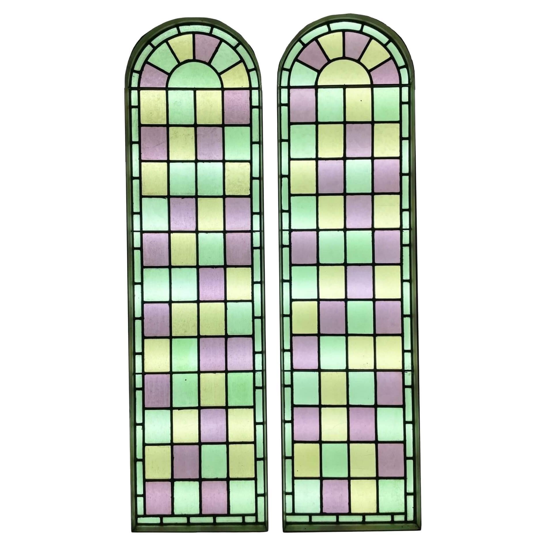 Grandes fenêtres doubles en vitrail à arc récupéré en vente