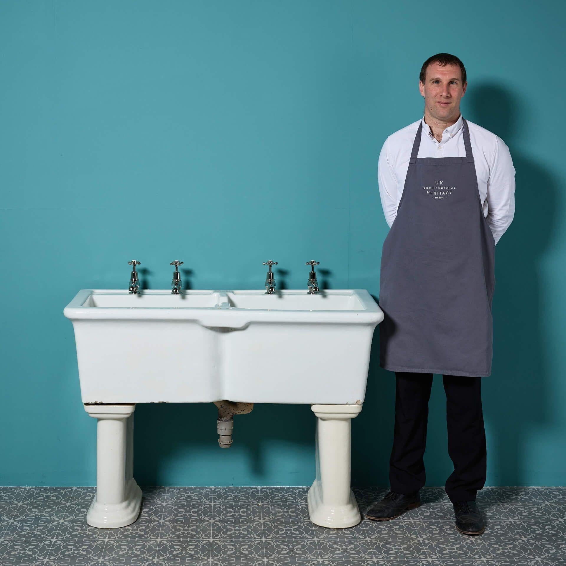 Un grande lavello Belfast doppio su gambe dell'inizio del XX secolo: l'aggiunta perfetta alla cucina di un casale di campagna, alla stanza degli stivali o un'aggiunta di carattere a un ripostiglio contemporaneo!

Questo elegante lavello doppio è