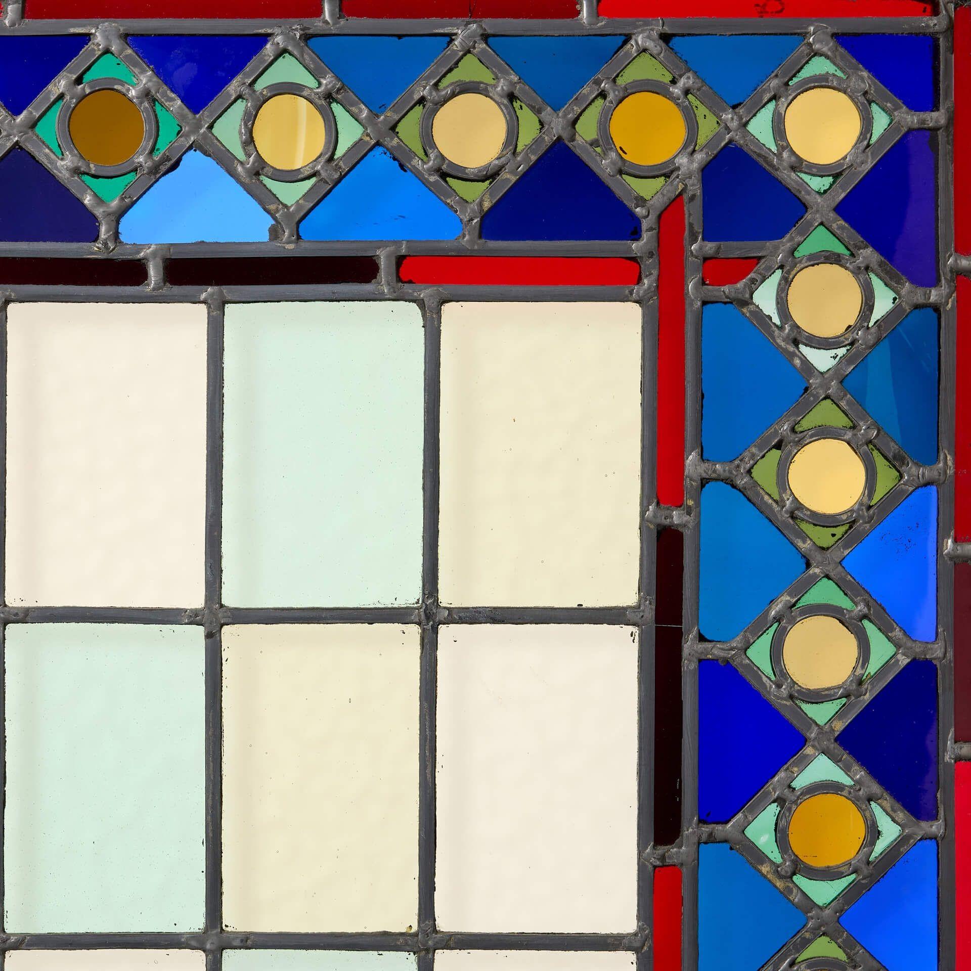 Großes wiederhergestelltes Stained glass Fenster im mittelalterlichen Stil (Mittelalterlich) im Angebot