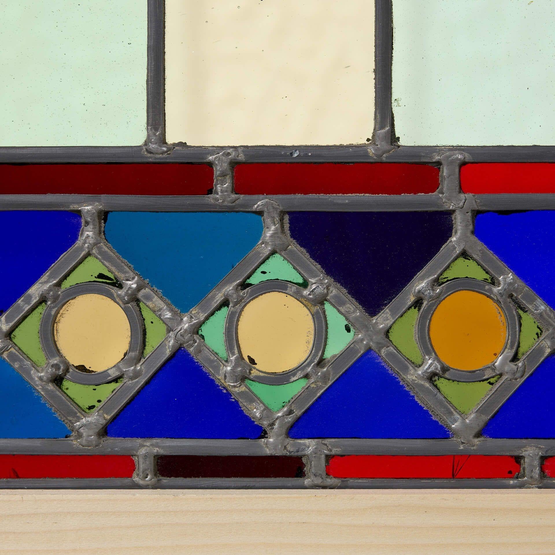 Großes wiederhergestelltes Stained glass Fenster im mittelalterlichen Stil (Englisch) im Angebot