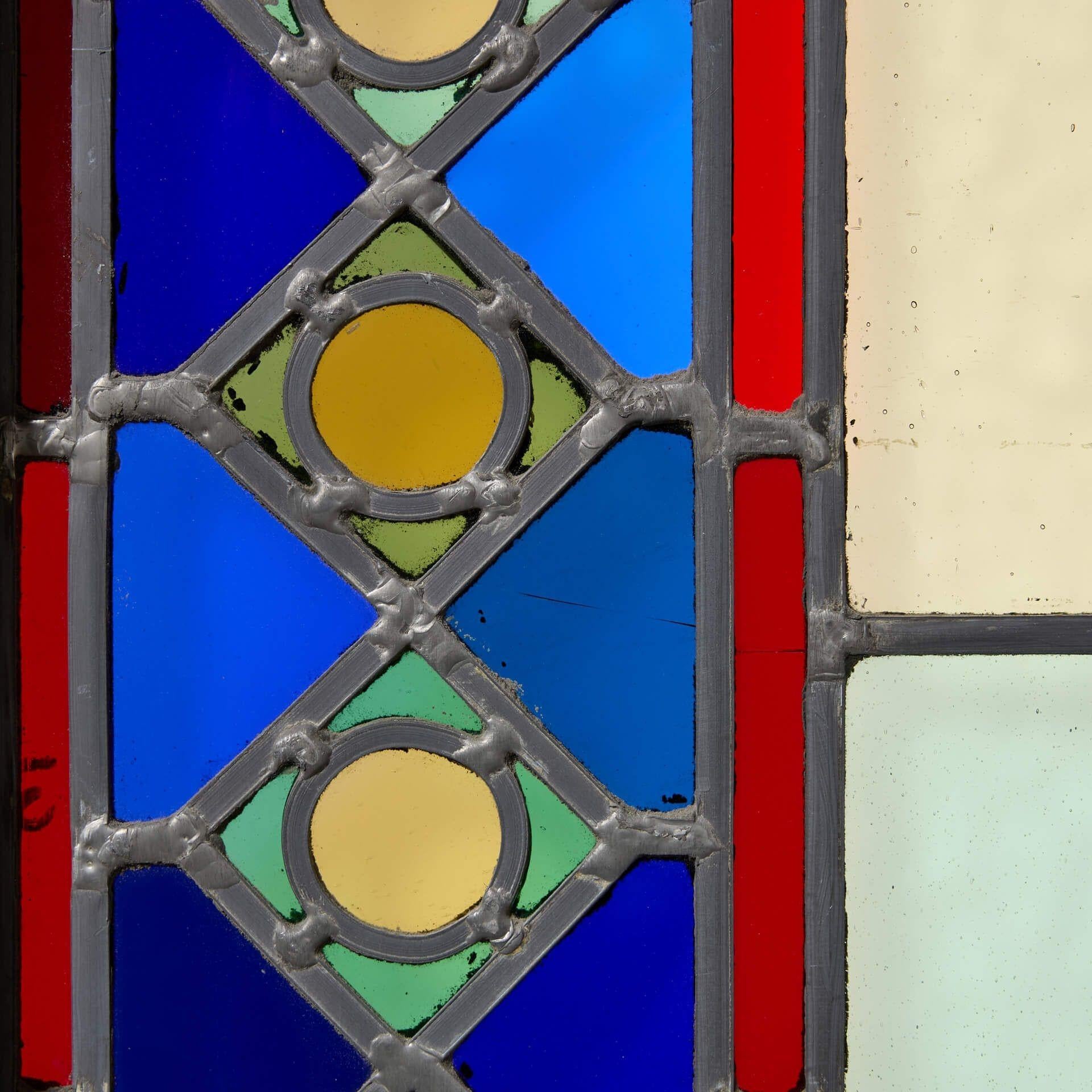 Großes wiederhergestelltes Stained glass Fenster im mittelalterlichen Stil im Zustand „Relativ gut“ im Angebot in Wormelow, Herefordshire