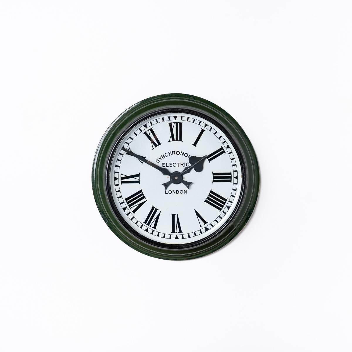Wir präsentieren die wunderschöne Original Railway Clock von Synchronome - ein Meisterwerk der britischen Uhrmacherkunst. Diese um 1920 in England von The Synchronome Company Ltd. gefertigte Uhr ist ein Beispiel für das Engagement der Marke, die