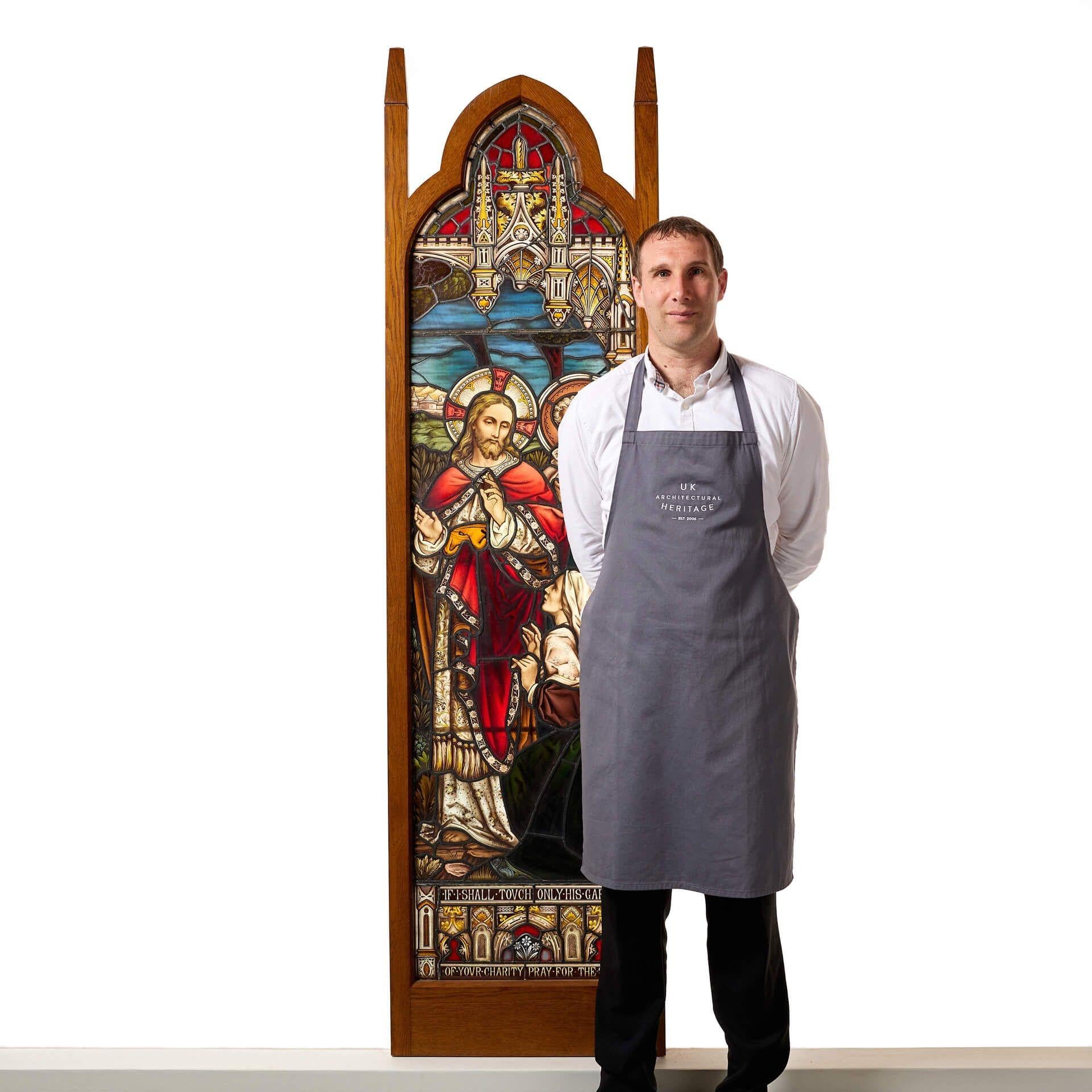 Un grand vitrail religieux du 19ème siècle dans un cadre inhabituel en chêne.

Magnifiquement détaillé et vibrant, ce vitrail représente Jésus et saint Matthieu observant une femme agenouillée devant eux et tenant l'ourlet du vêtement de Jésus. Le