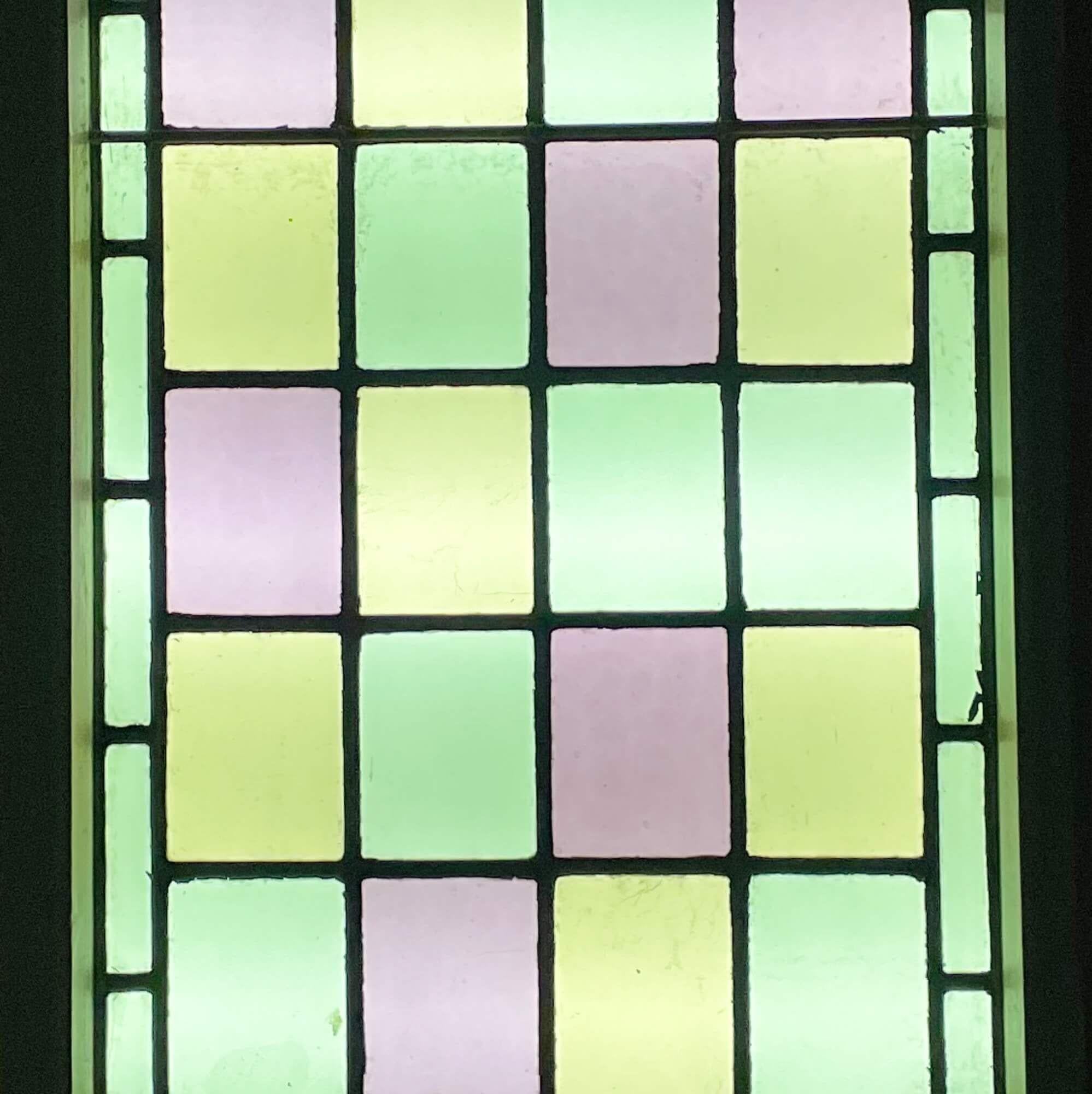 Großes Chapel-Fenster aus aufgearbeitetem Buntglas (Viktorianisch) im Angebot