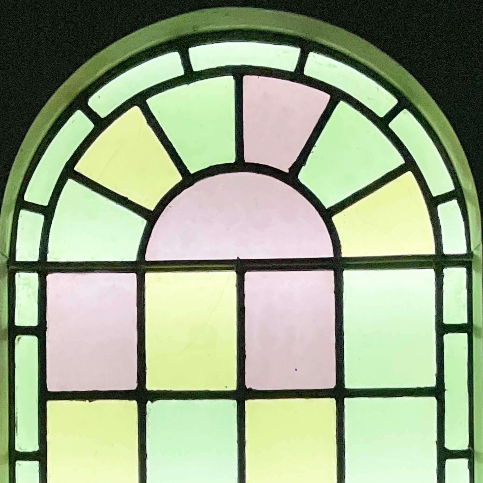 Großes Chapel-Fenster aus aufgearbeitetem Buntglas (Englisch) im Angebot