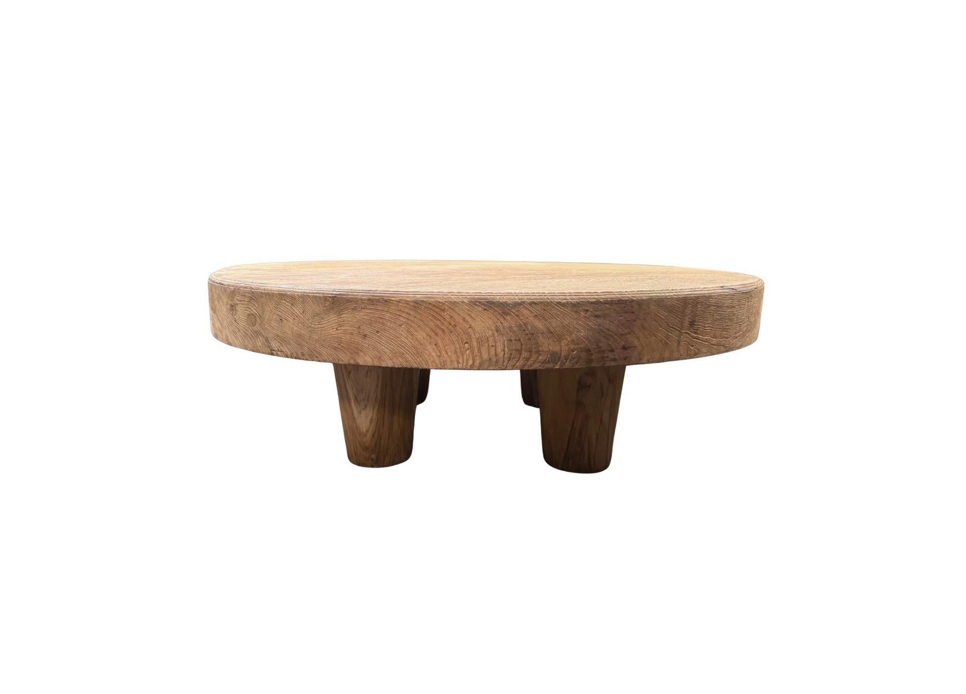 Élevez votre espace de vie avec l'élégance audacieuse de cette grande table ronde en bois de suar, fabriquée à la main à partir de bois de suar massif et finie dans un ton riche et foncé 