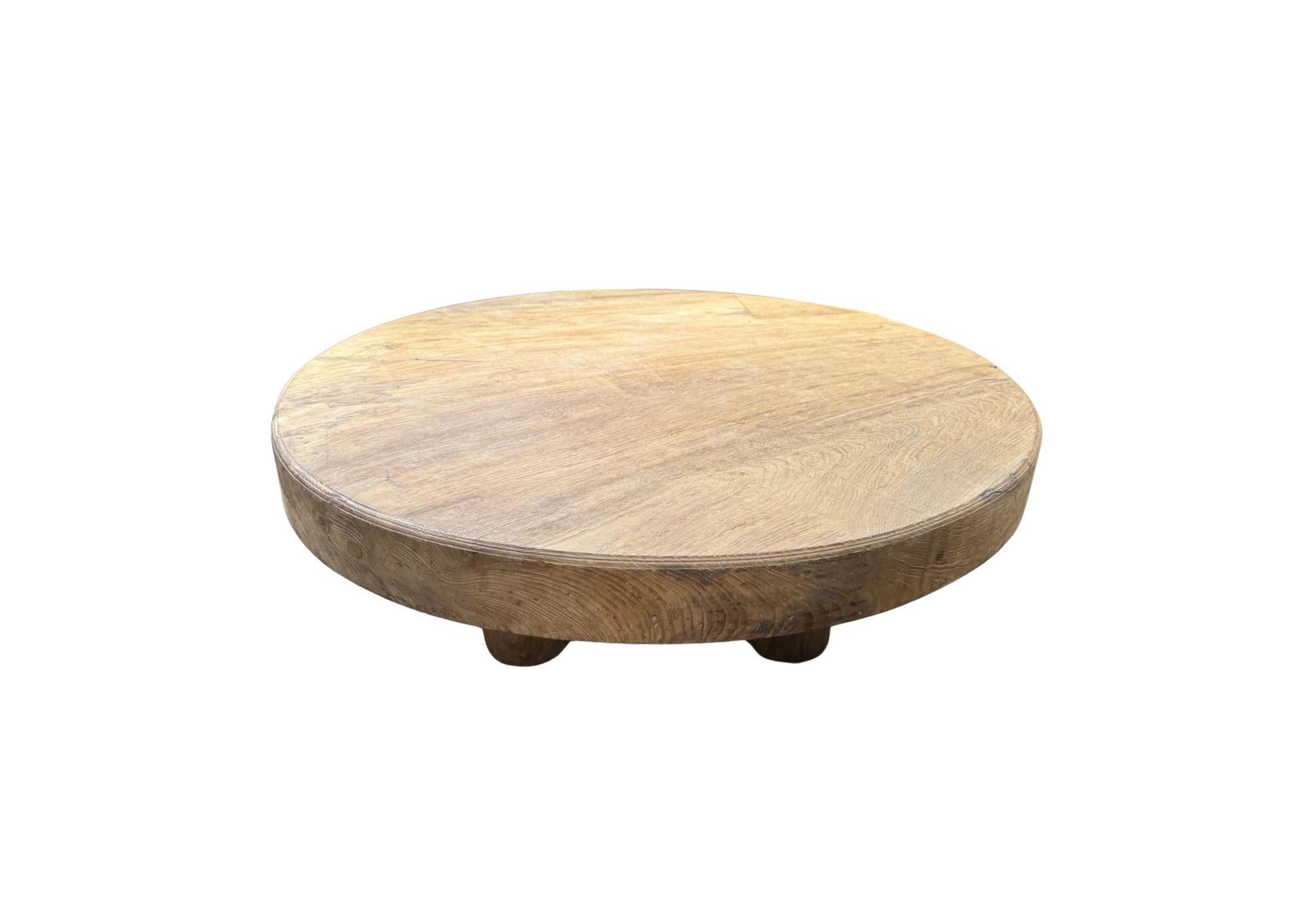 Organique Grande table en bois de teck recyclé, finition Nature, moderne et organique en vente