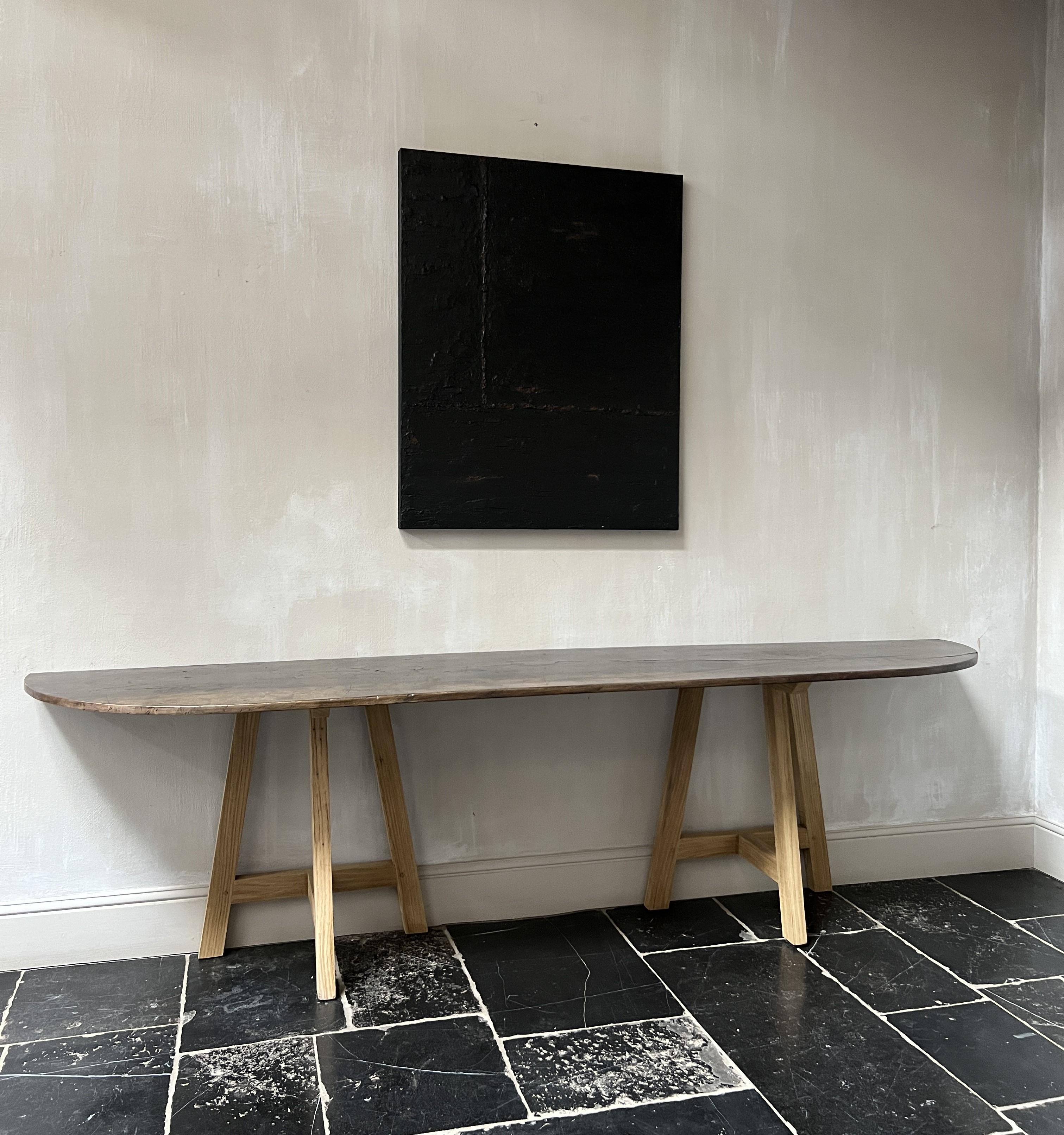 Nous avons conçu cette table d'appoint à partir d'un plateau en noyer italien du XIXe siècle. Les bases en chêne ont été fabriquées sur mesure à partir de poutres datant du 18e siècle. Outre l'aspect recyclage de nos meubles, nous nous inspirons