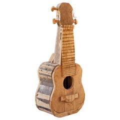 Große Gitarrenskulptur aus wiederverwertetem Holz vom afrikanischen Volkskünstler Nii Adum