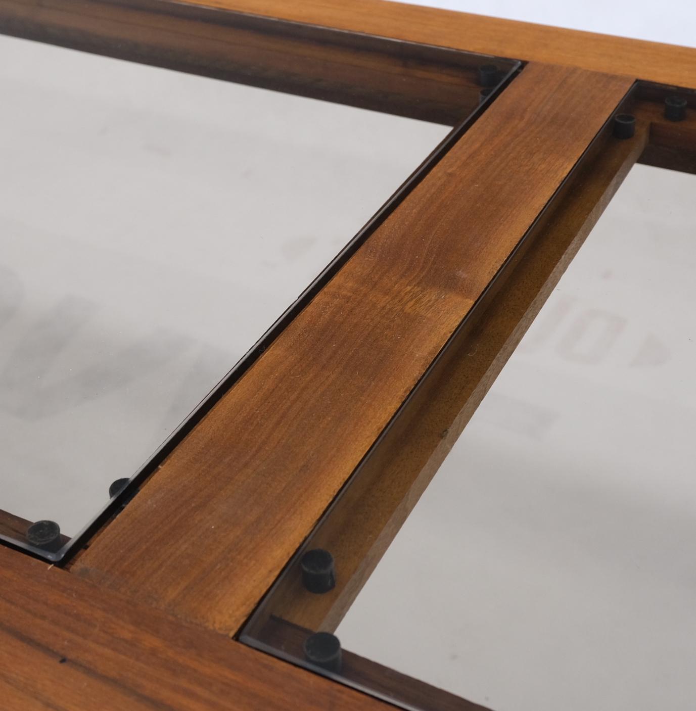 20ième siècle Table à café en noyer massif huilé, grand rectangle, 3 panneaux de verre fumé MINT ! en vente