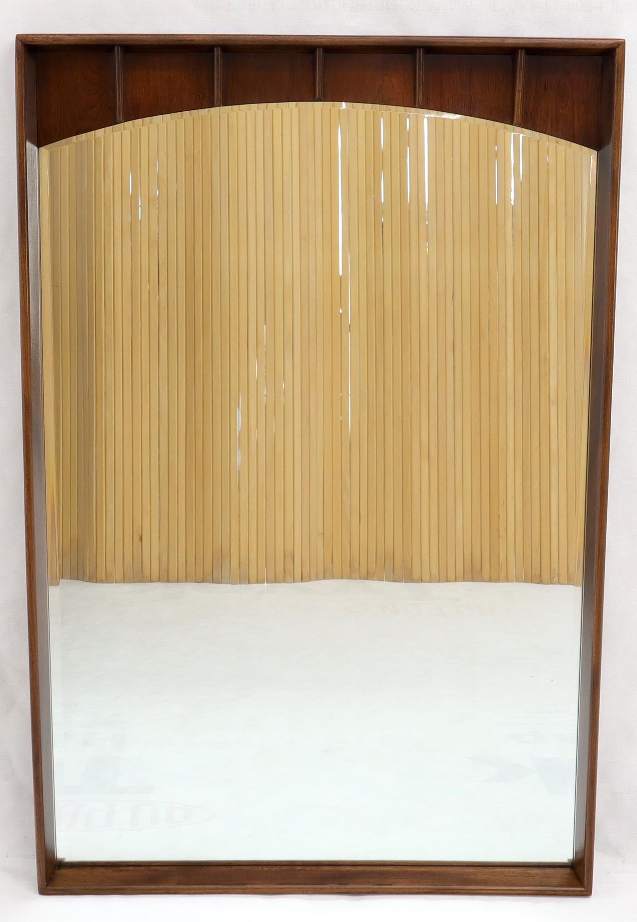 Großer rechteckiger moderner Wandspiegel aus Nussbaumholz aus der Jahrhundertmitte (Moderne der Mitte des Jahrhunderts) im Angebot