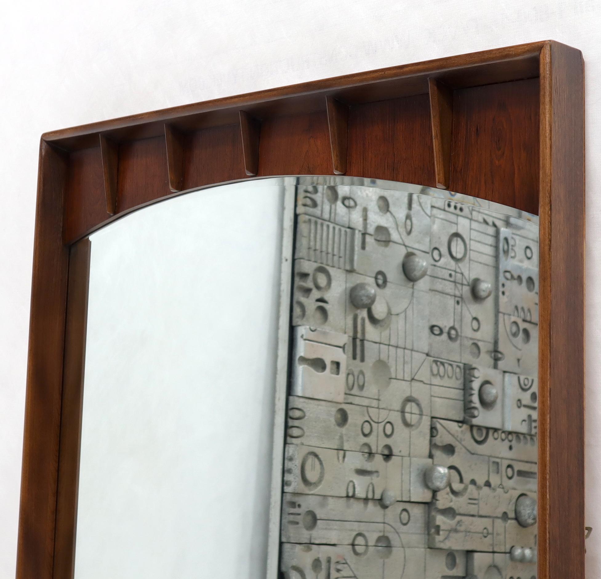Gran espejo de pared rectangular de nogal moderno de mediados de siglo siglo XX en venta