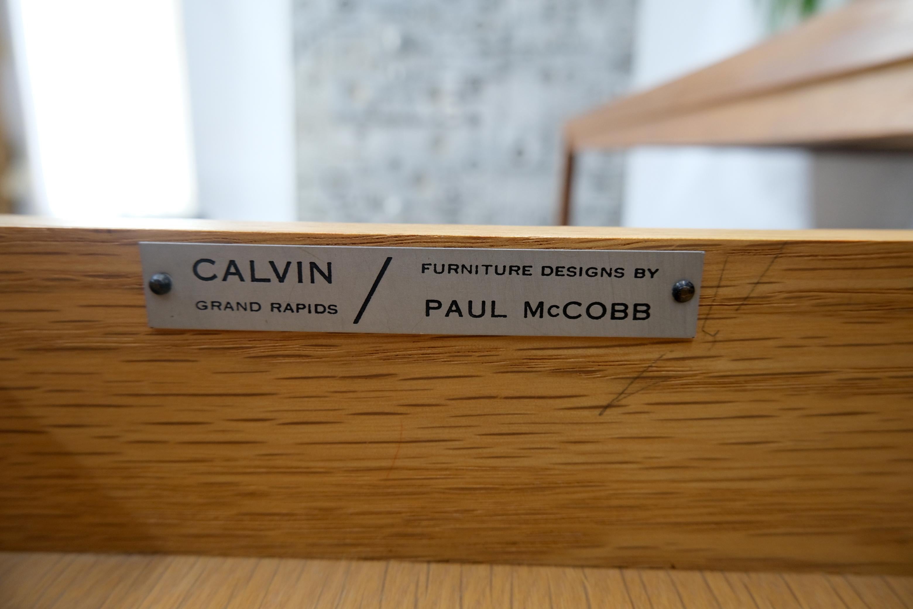 Großer rechteckiger Couchtisch aus Nussbaum mit einer Schublade Paul McCobb für Calvin 1960er Mint (Messing) im Angebot