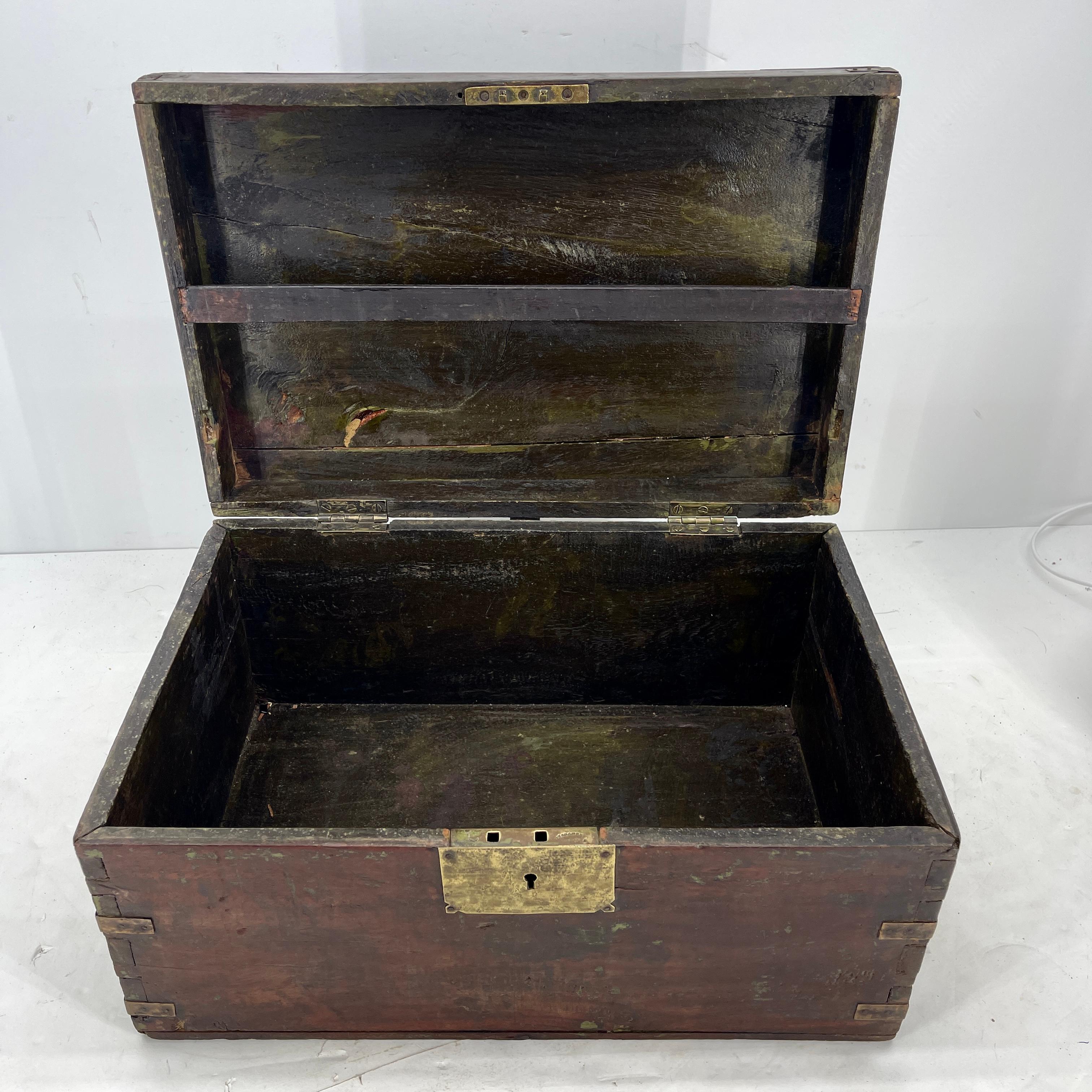 Grande boîte de campagne rectangulaire en bois ancien avec quincaillerie en laiton en vente 4
