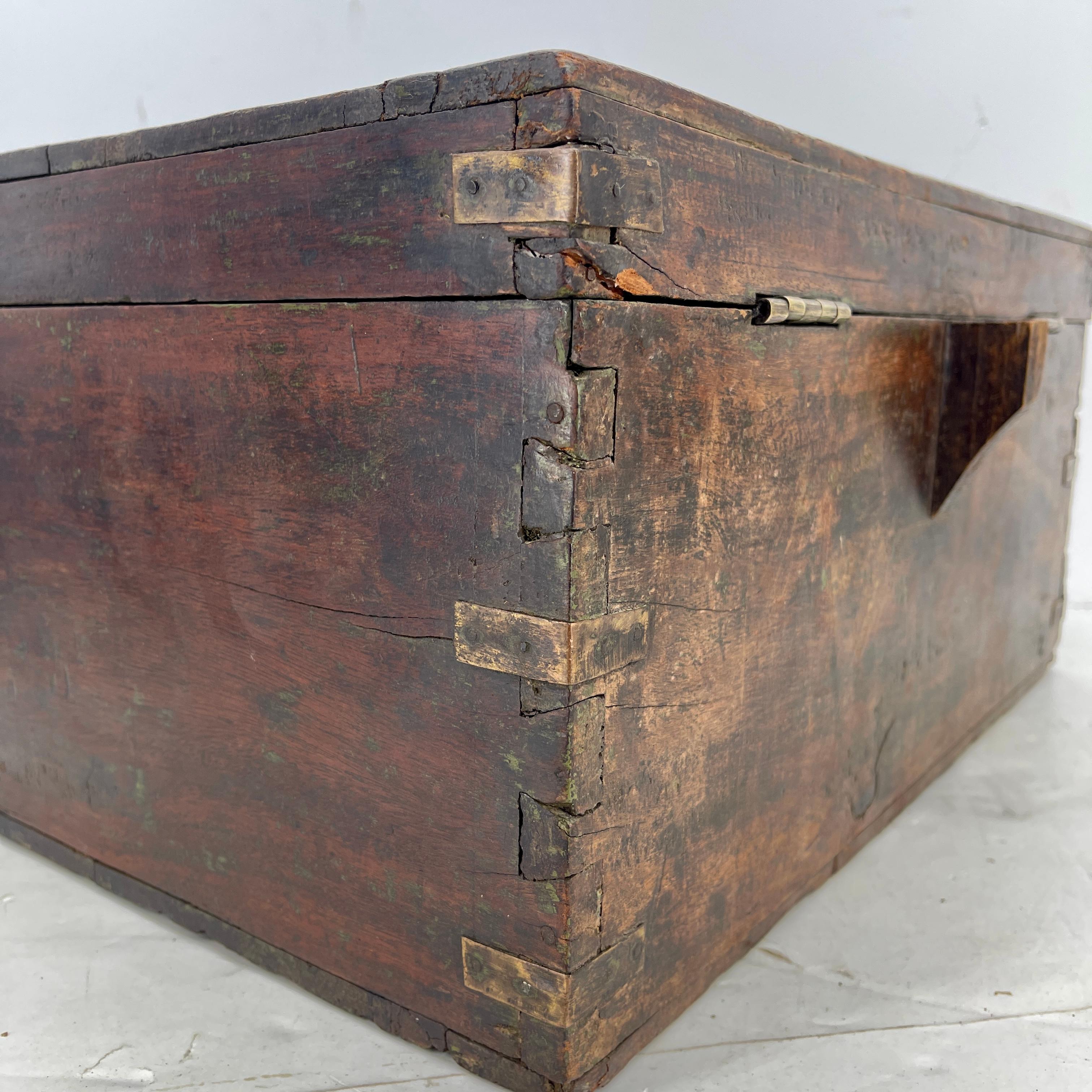 Grande boîte de campagne rectangulaire en bois ancien avec quincaillerie en laiton en vente 7