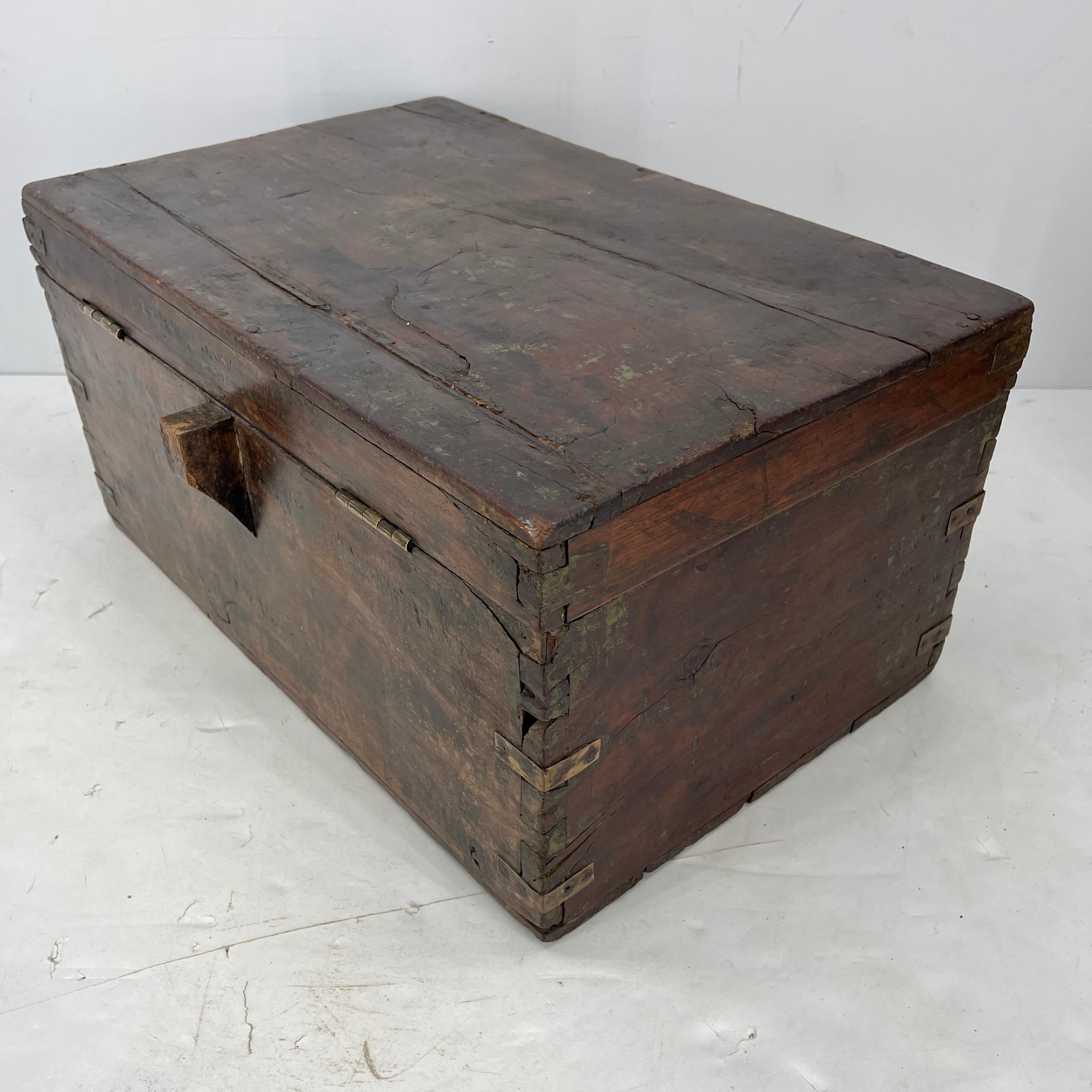 Grande boîte de campagne rectangulaire en bois ancien avec quincaillerie en laiton en vente 8