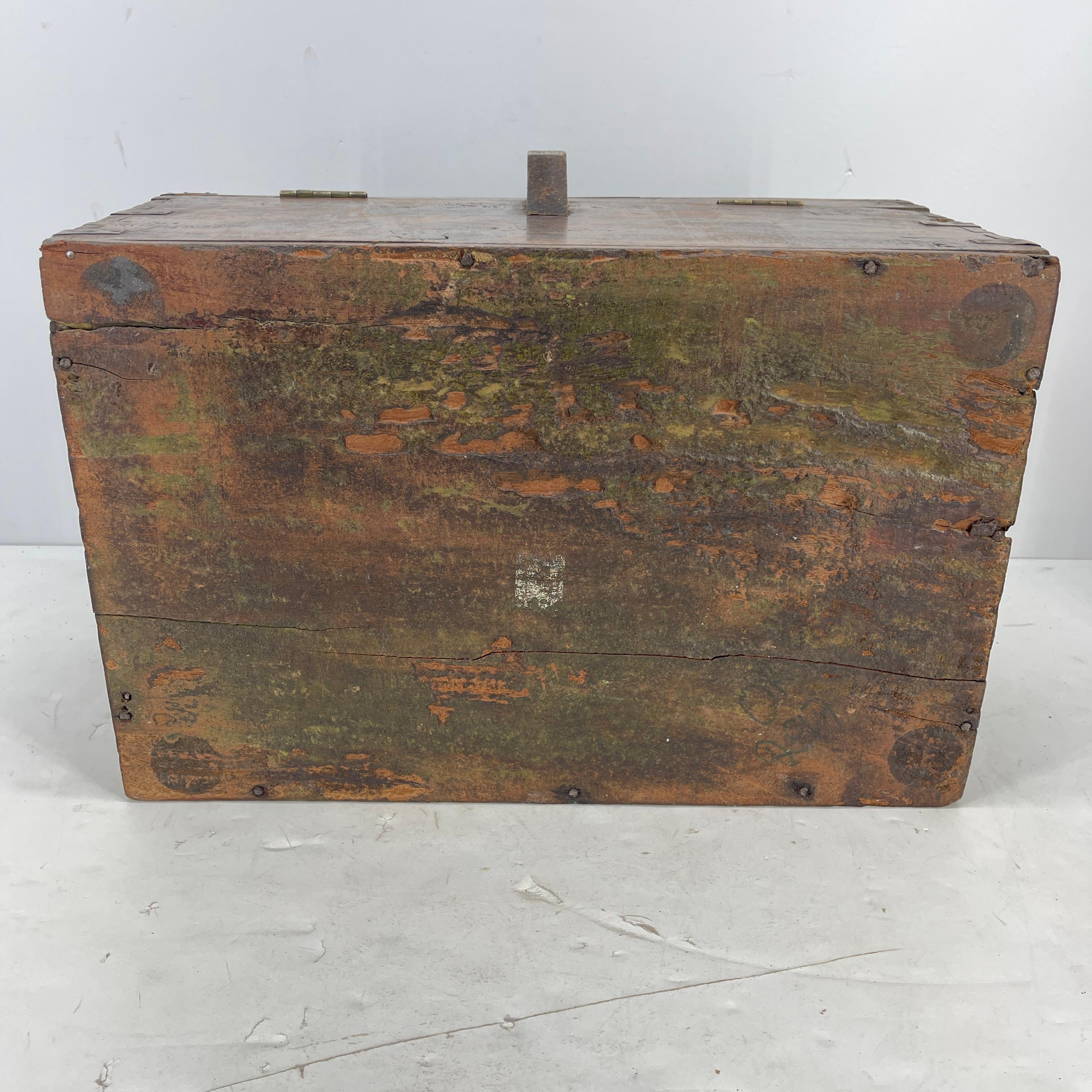 Grande boîte de campagne rectangulaire en bois ancien avec quincaillerie en laiton en vente 14