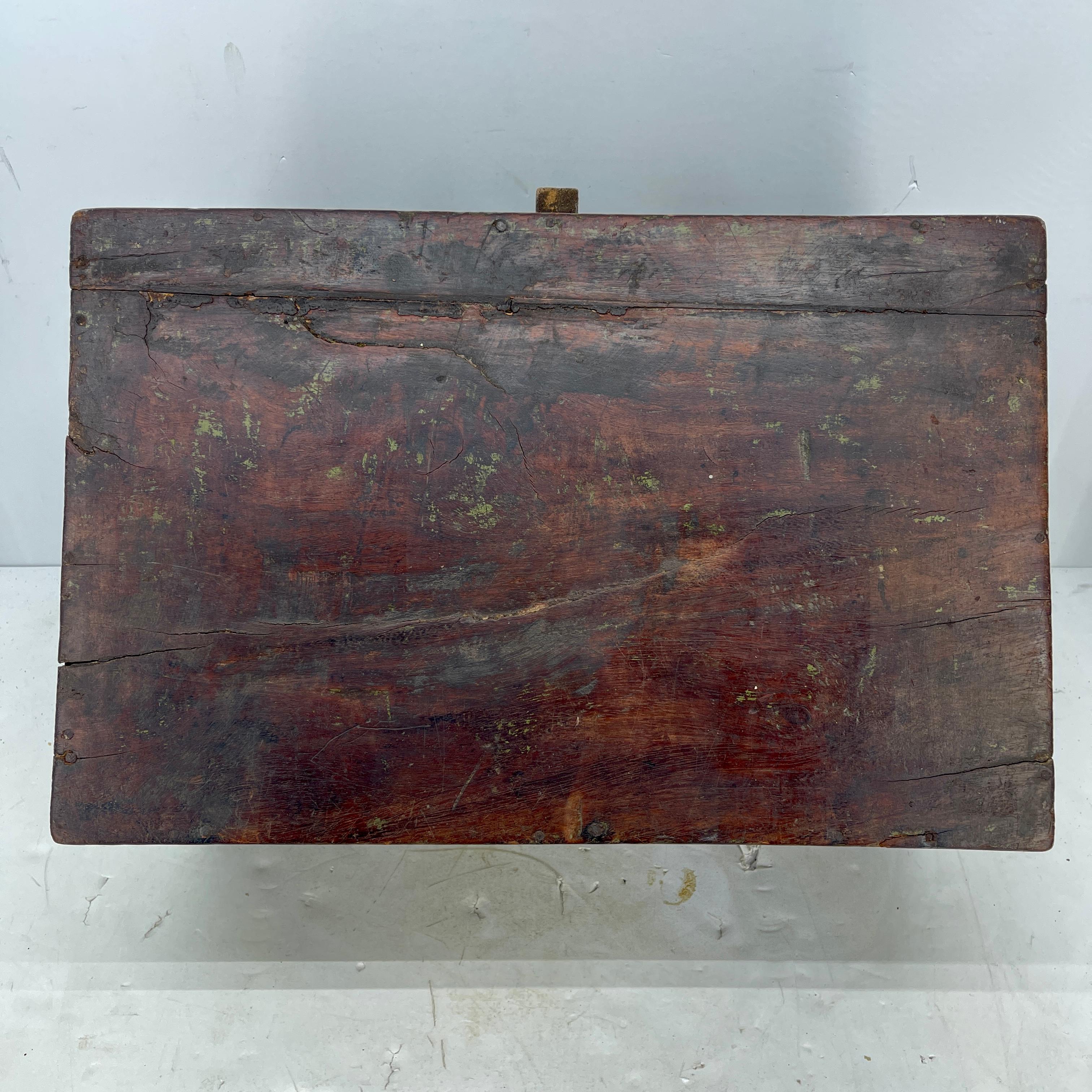 XIXe siècle Grande boîte de campagne rectangulaire en bois ancien avec quincaillerie en laiton en vente