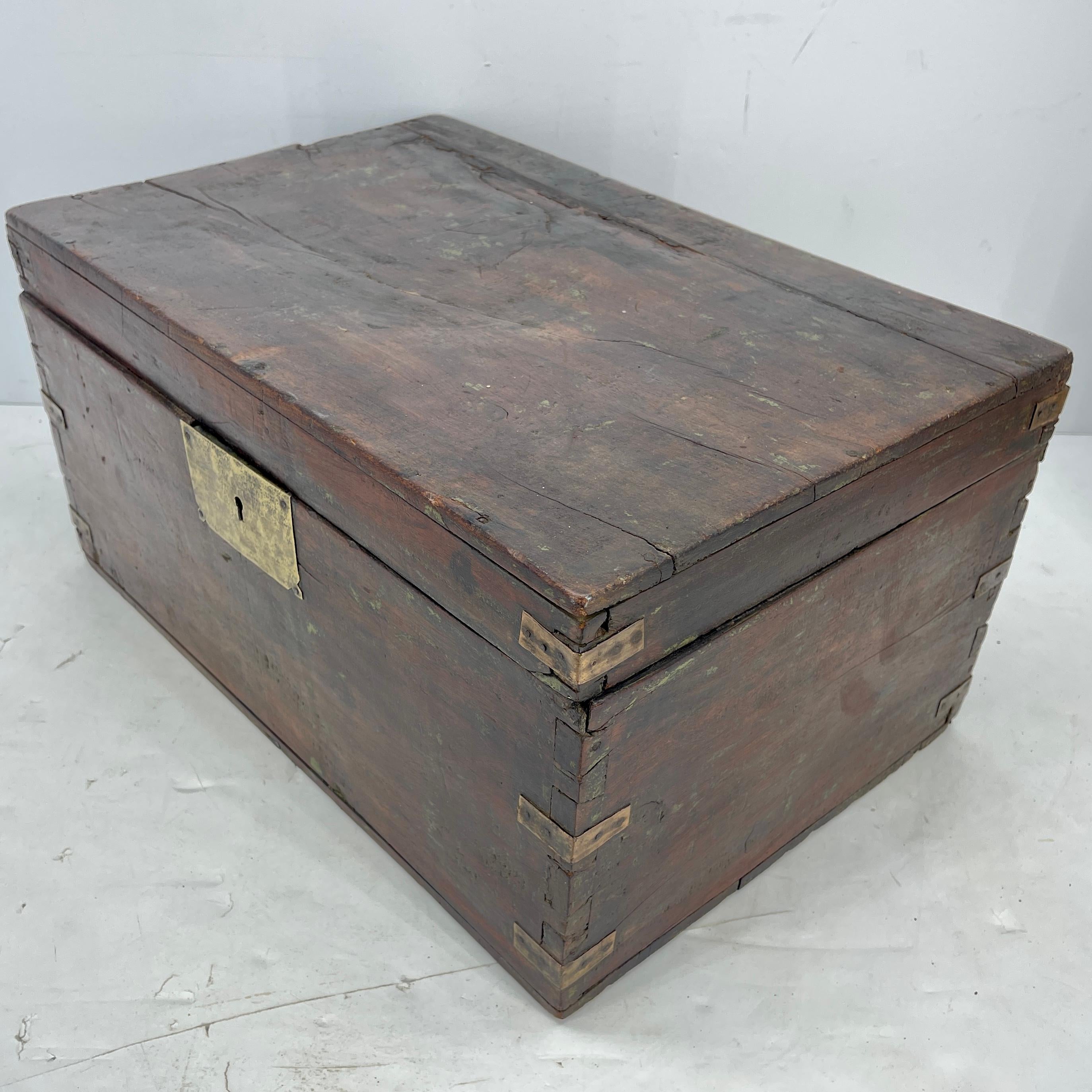 Laiton Grande boîte de campagne rectangulaire en bois ancien avec quincaillerie en laiton en vente