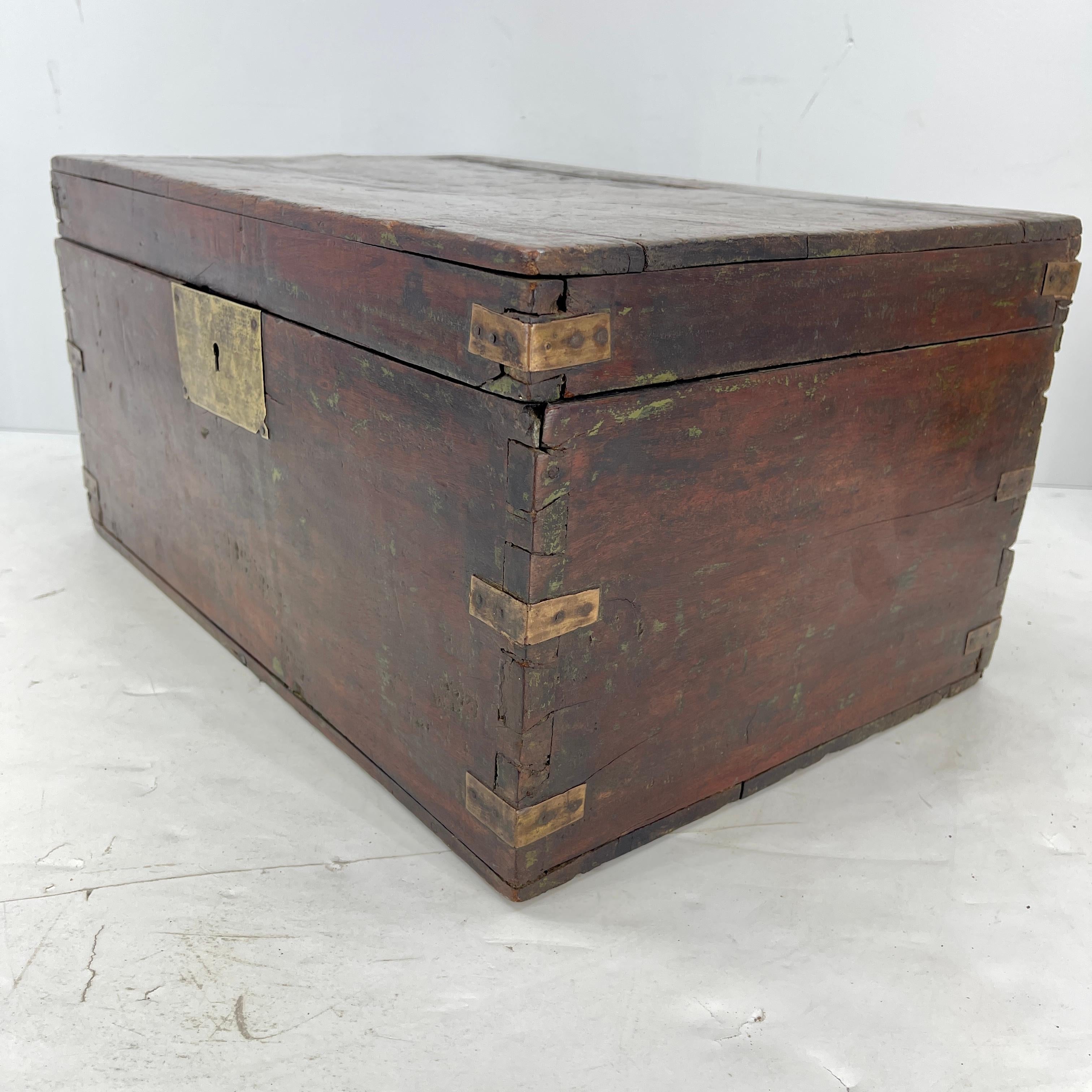 Grande boîte de campagne rectangulaire en bois ancien avec quincaillerie en laiton en vente 1