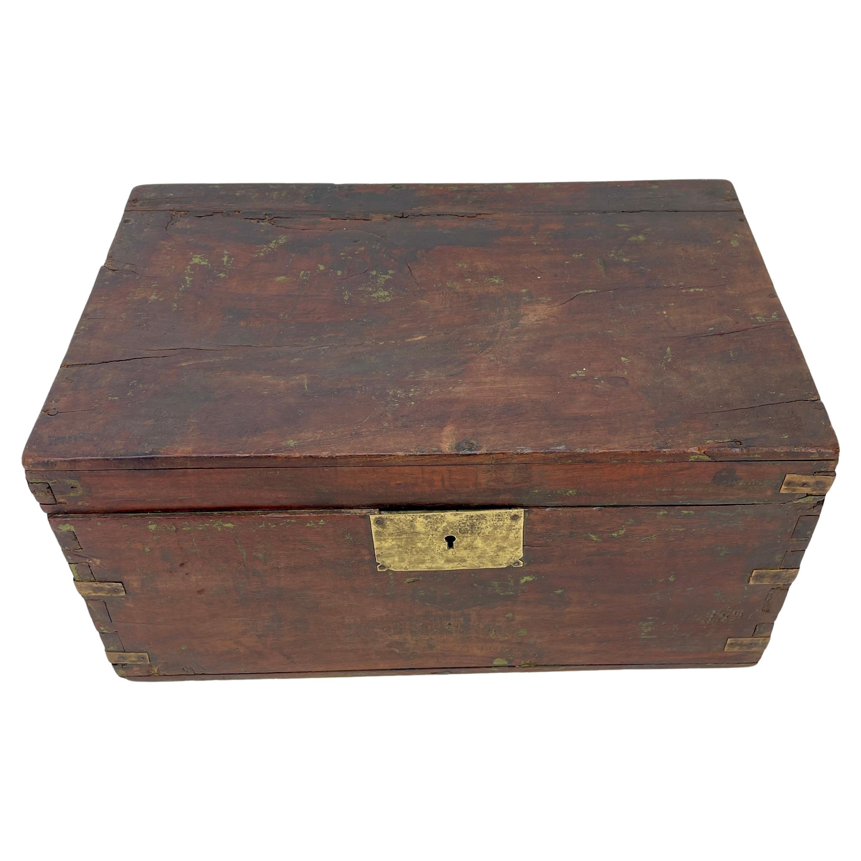 Grande boîte de campagne rectangulaire en bois ancien avec quincaillerie en laiton