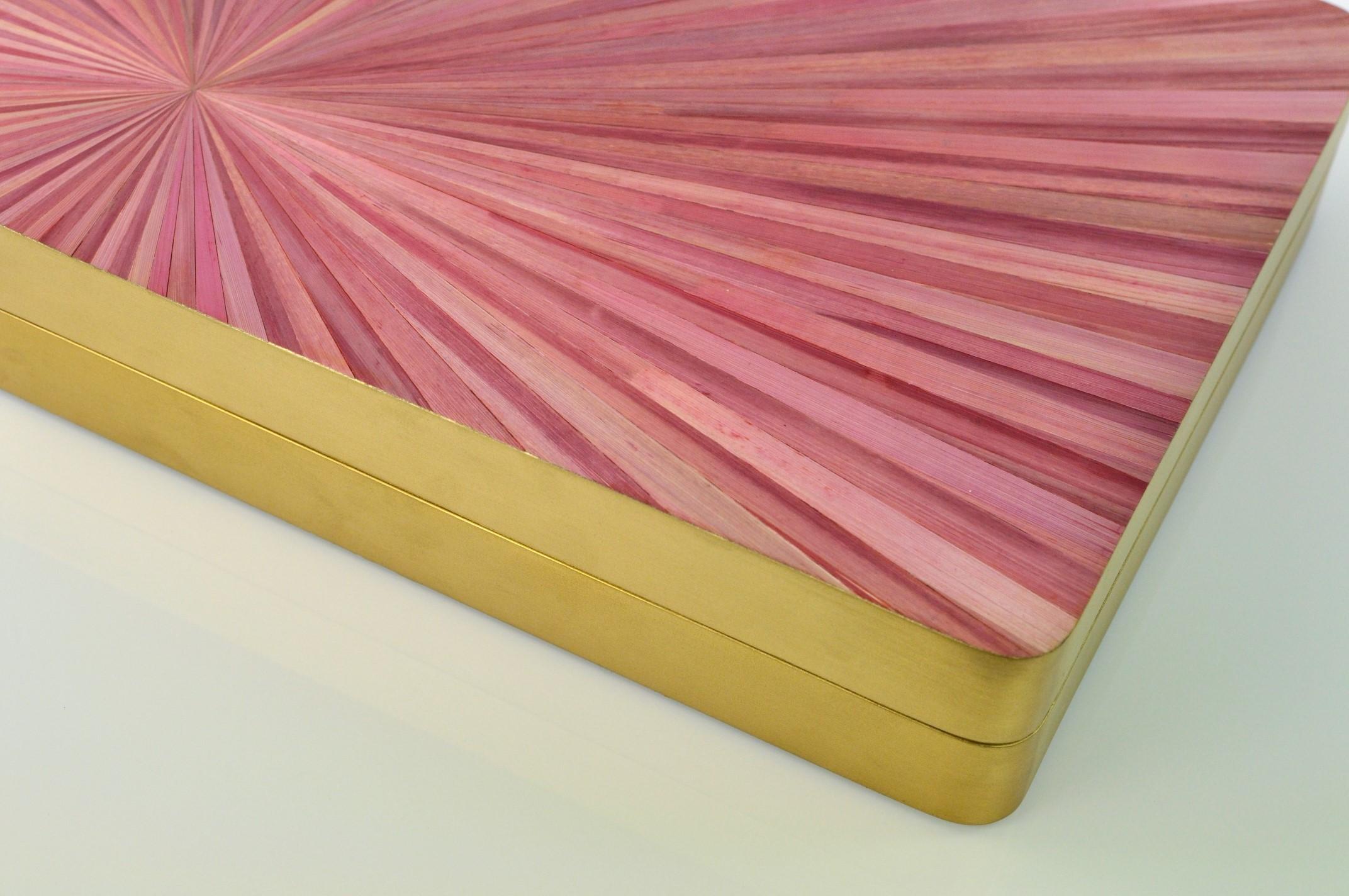 Art déco Grande boîte rectangulaire avec couvercle en marqueterie de paille rose par Ginger Brown en vente