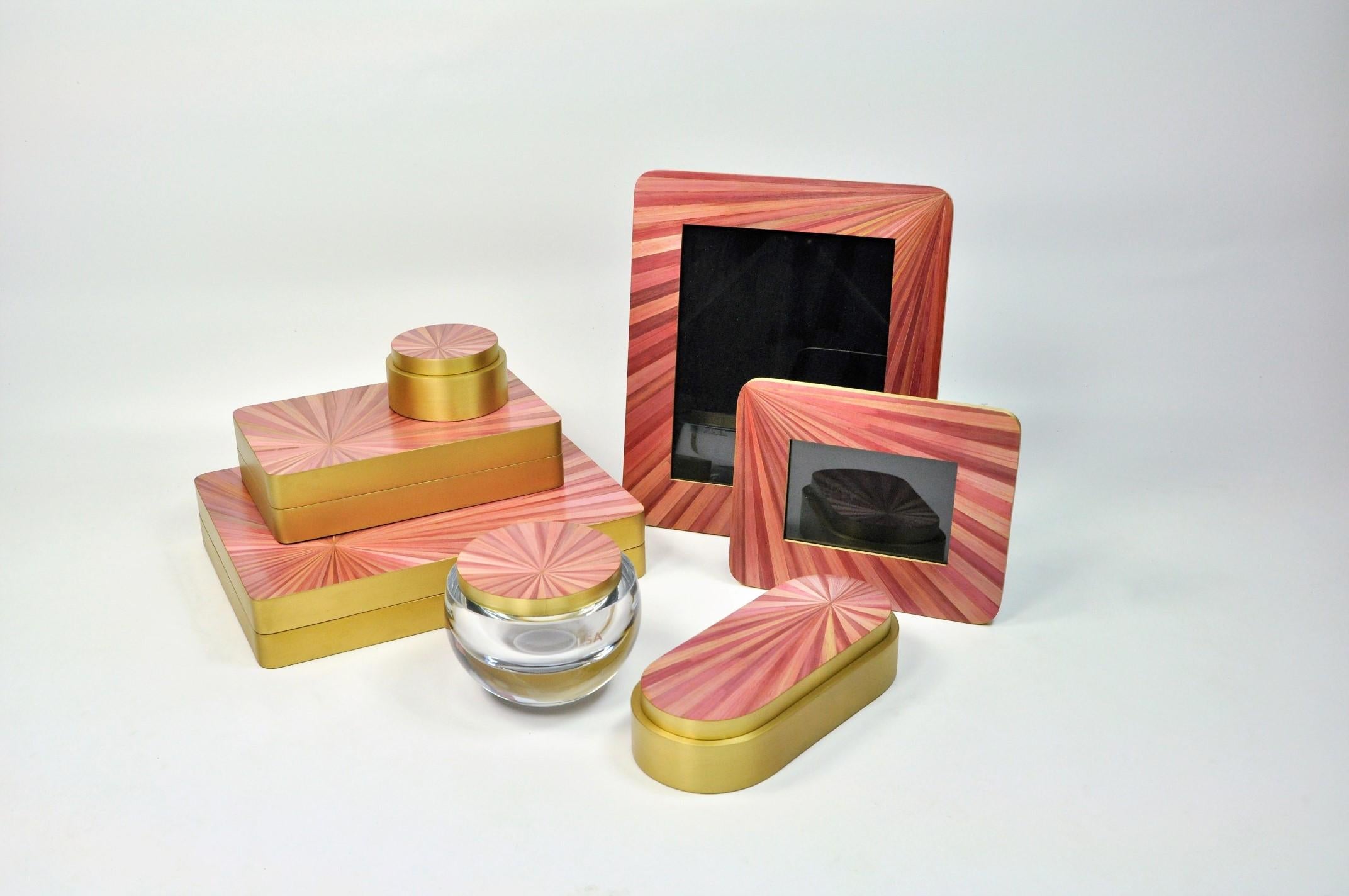 Große rechteckige Messingbox mit rosa Stroheinlegearbeiten im Deckel von Ginger Brown im Zustand „Neu“ im Angebot in Bourguebus, FR