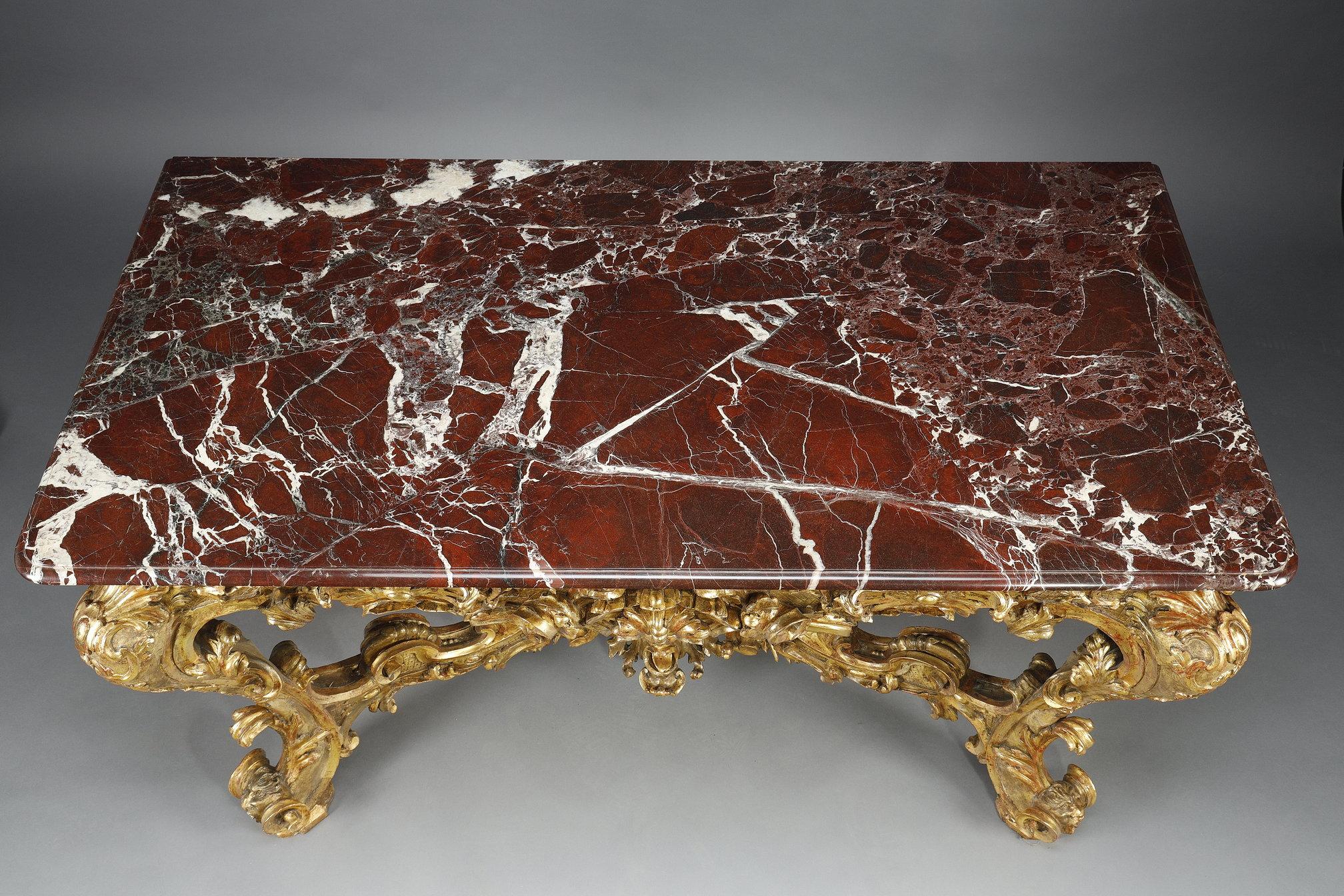 Gran consola rectangular de madera ricamente tallada y dorada, siglo XVIII en Bueno estado para la venta en Paris, FR