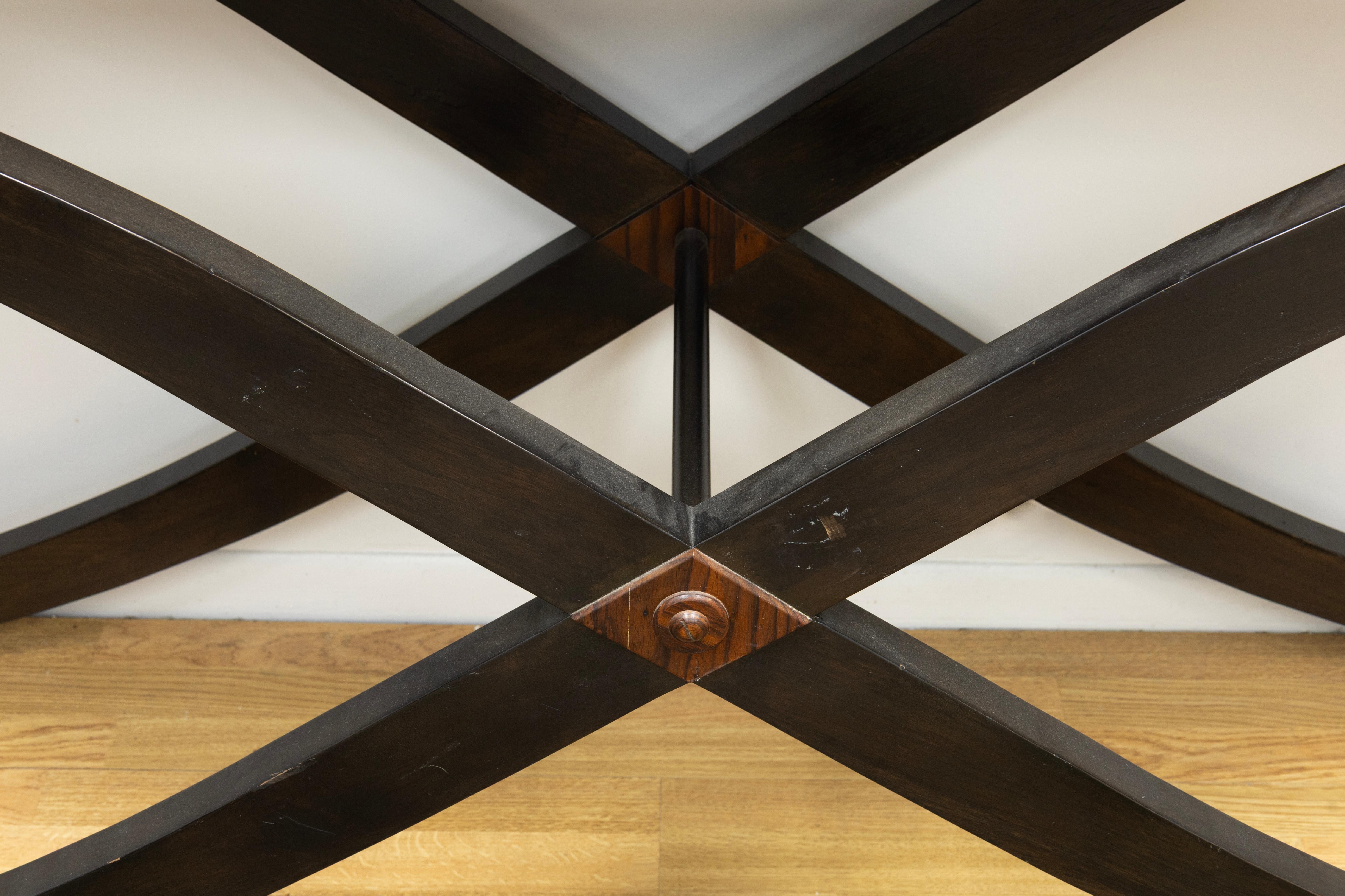 Consola Rectangular Grande De Madera Curvada Con Patas En Cruz siglo XX en venta