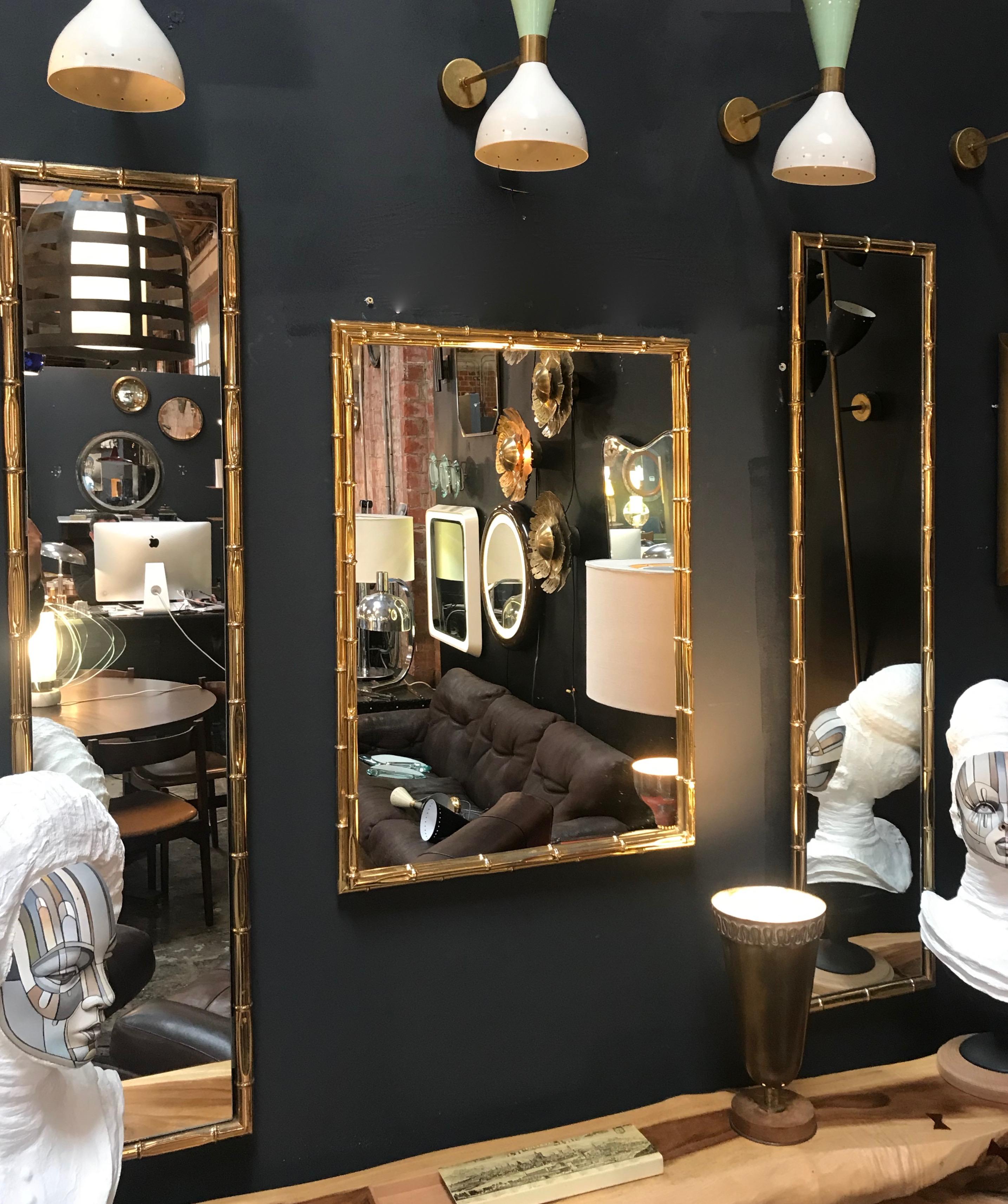 Gran espejo rectangular de pared de imitación de bambú y latón, Italia, años 60 Italiano en venta