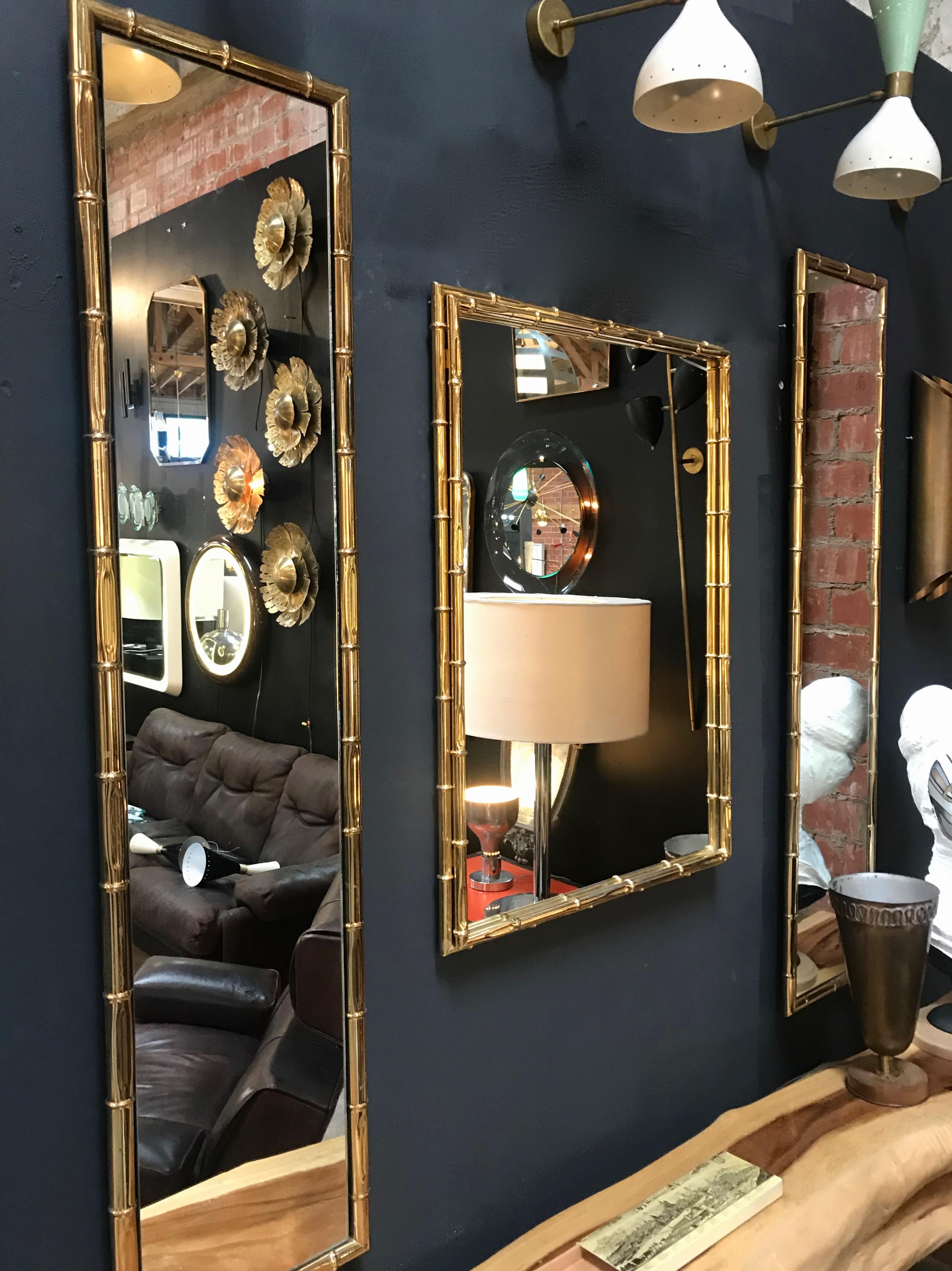 Gran espejo rectangular de pared de imitación de bambú y latón, Italia, años 60 Bosque falso en venta
