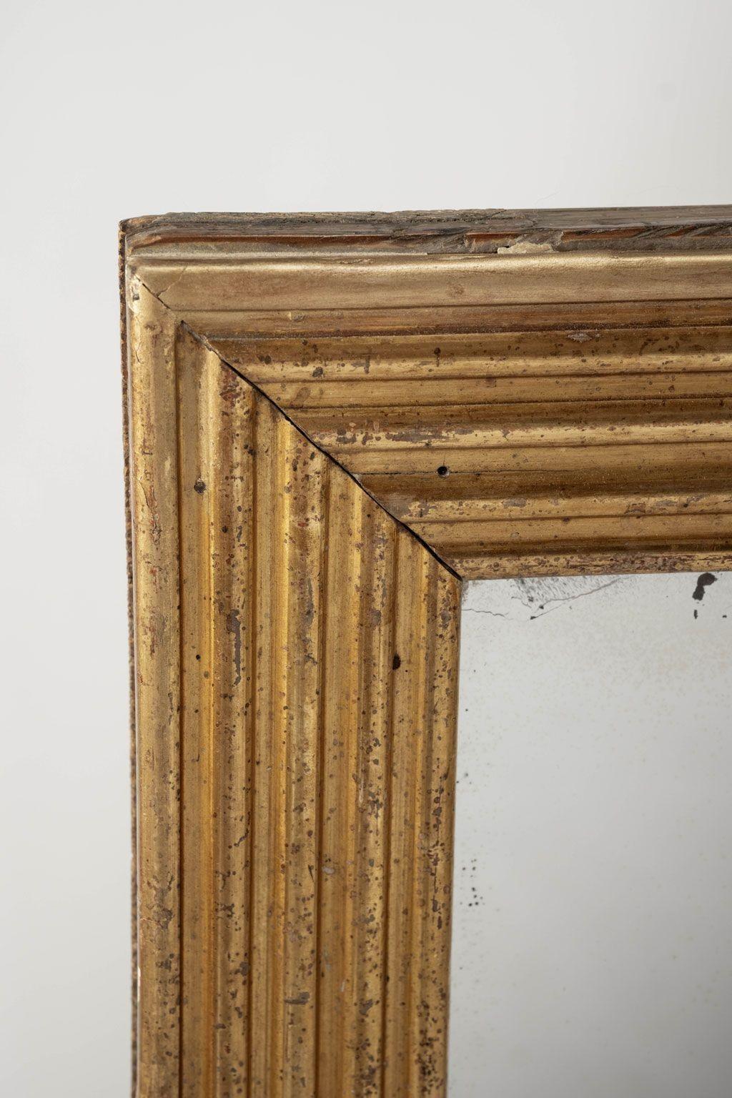 Großer rechteckiger französischer kannelierter Spiegel aus vergoldetem Holz, ca. 1790-1819.