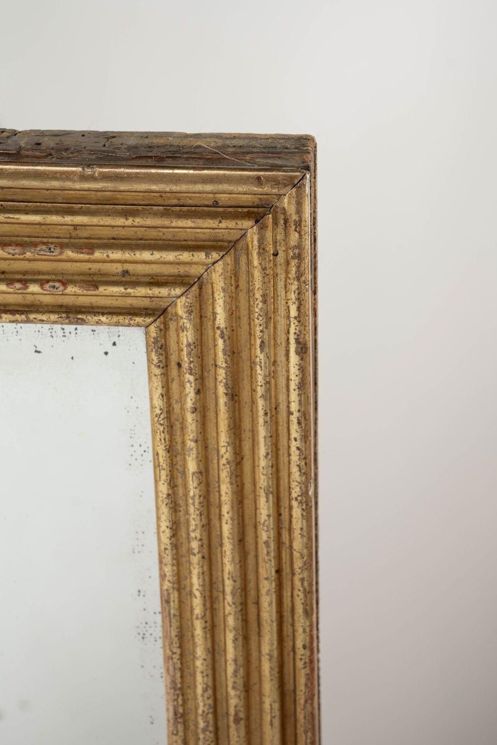 Großer rechteckiger französischer kannelierter Giltwood-Spiegel (Louis XVI.) im Angebot
