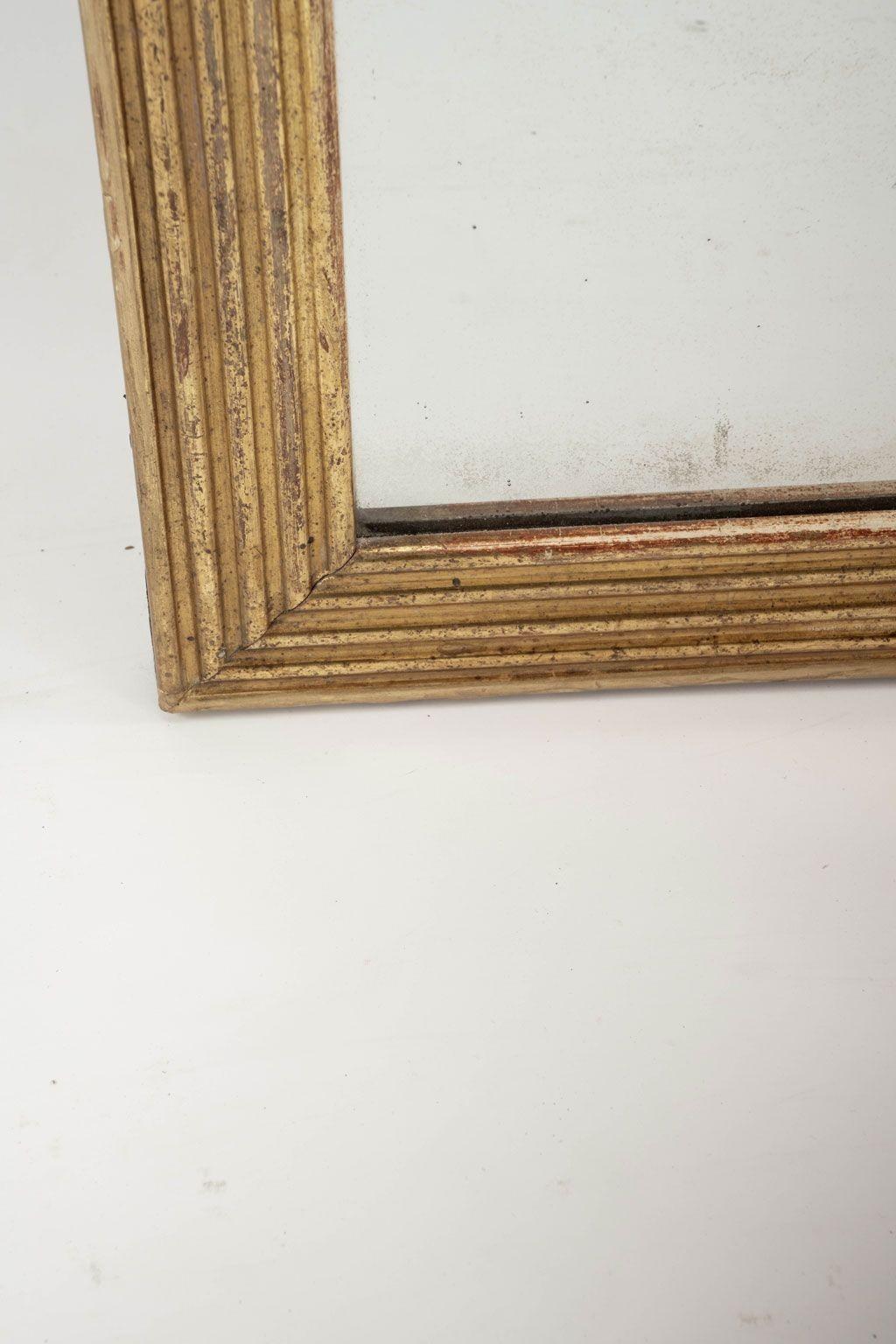 Großer rechteckiger französischer kannelierter Giltwood-Spiegel (Französisch) im Angebot