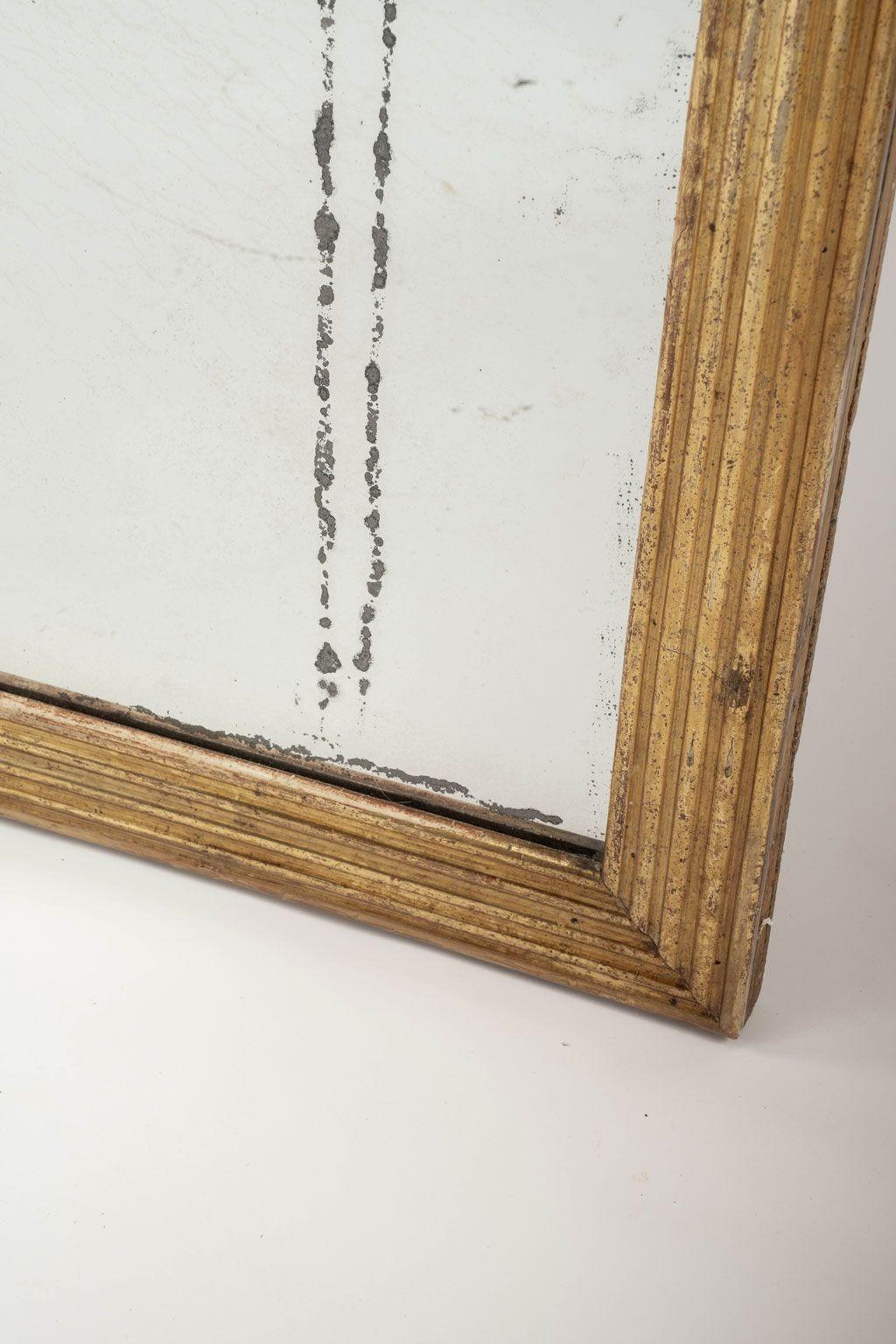 Großer rechteckiger französischer kannelierter Giltwood-Spiegel (Vergoldet) im Angebot