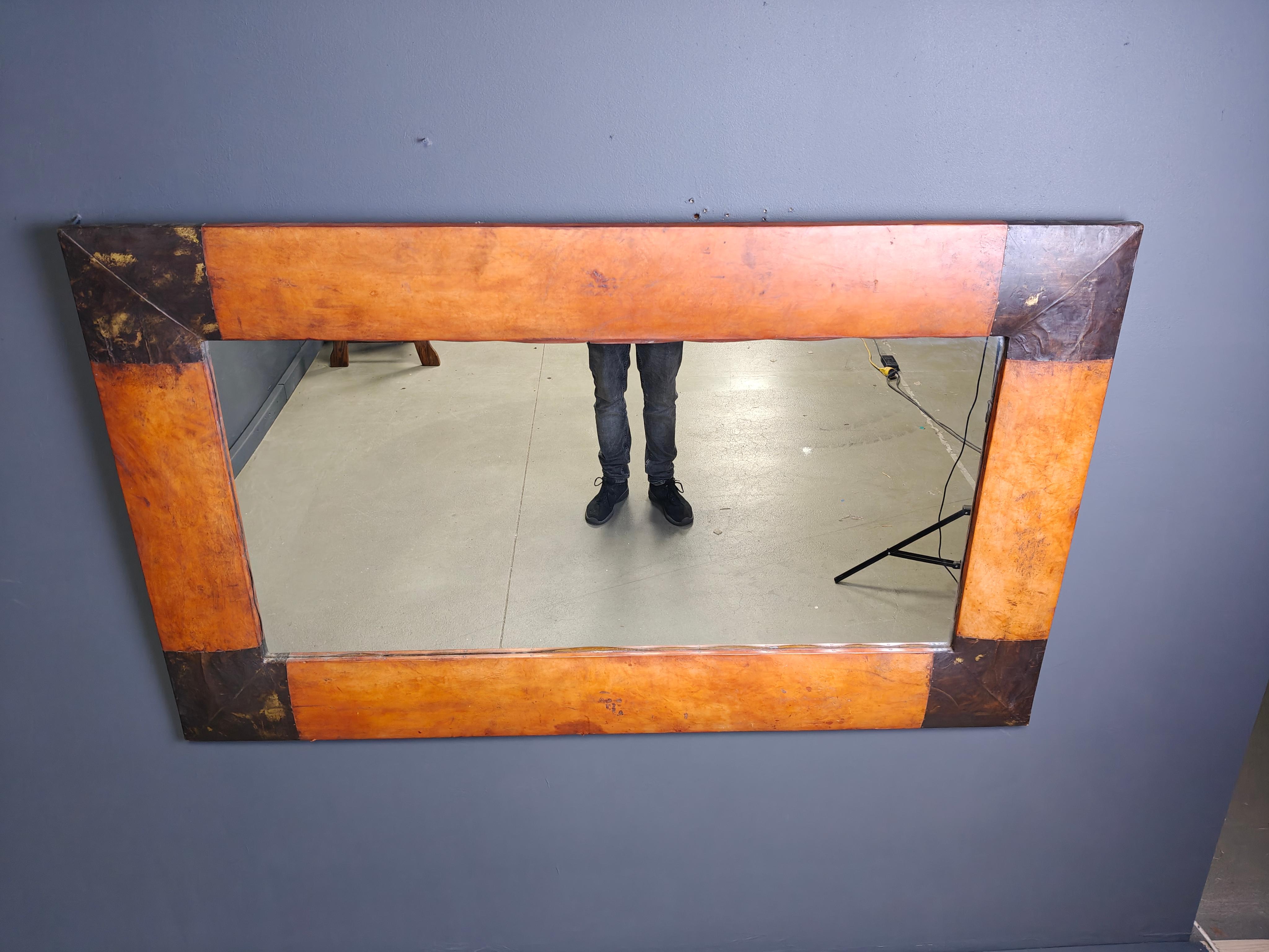 Großer Lederspiegel aus der Mitte des Jahrhunderts.

Wunderschön patinierter Lederrahmen mit kontrastierenden Farben in den Ecken.

Made in India in den 1960er Jahren 

Guter Gesamtzustand

Höhe: 90cm
Breite: 150cm

Ref.: 25090307

*Alle Bilder sind