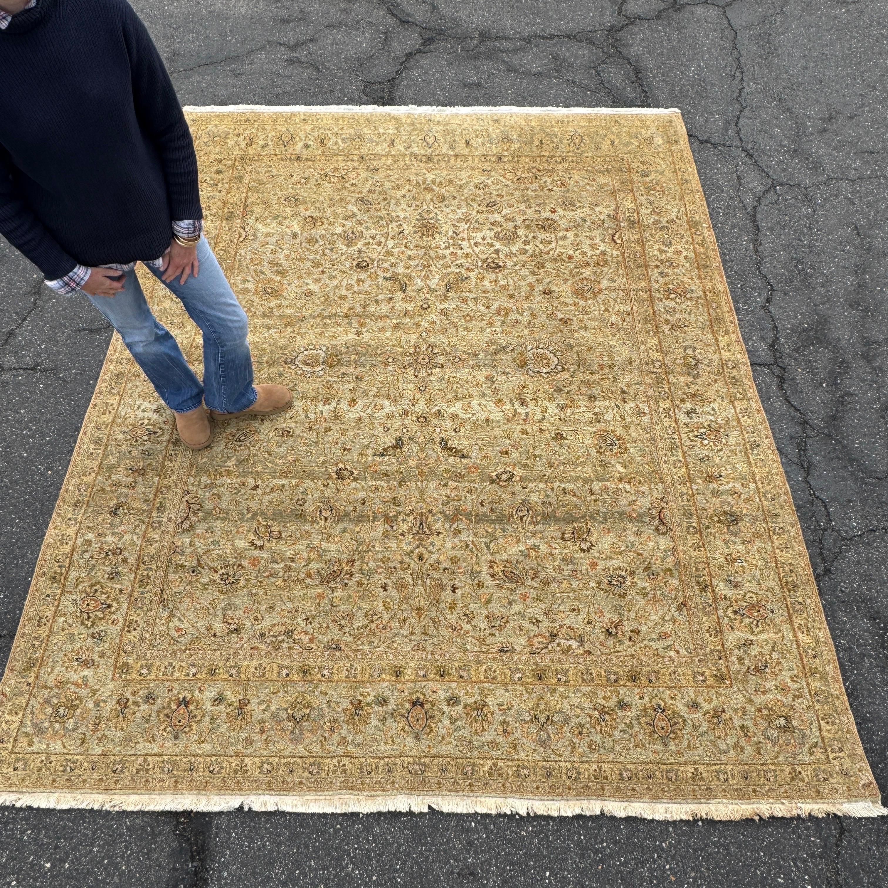 Esta exquisita alfombra persa de Tabriz añadirá un toque de lujo a cualquier hogar, anudada a mano con pelo de lana y seda. 
Las alfombras de Tabriz se fabrican utilizando métodos tradicionales y tintes naturales que se emplean desde principios del