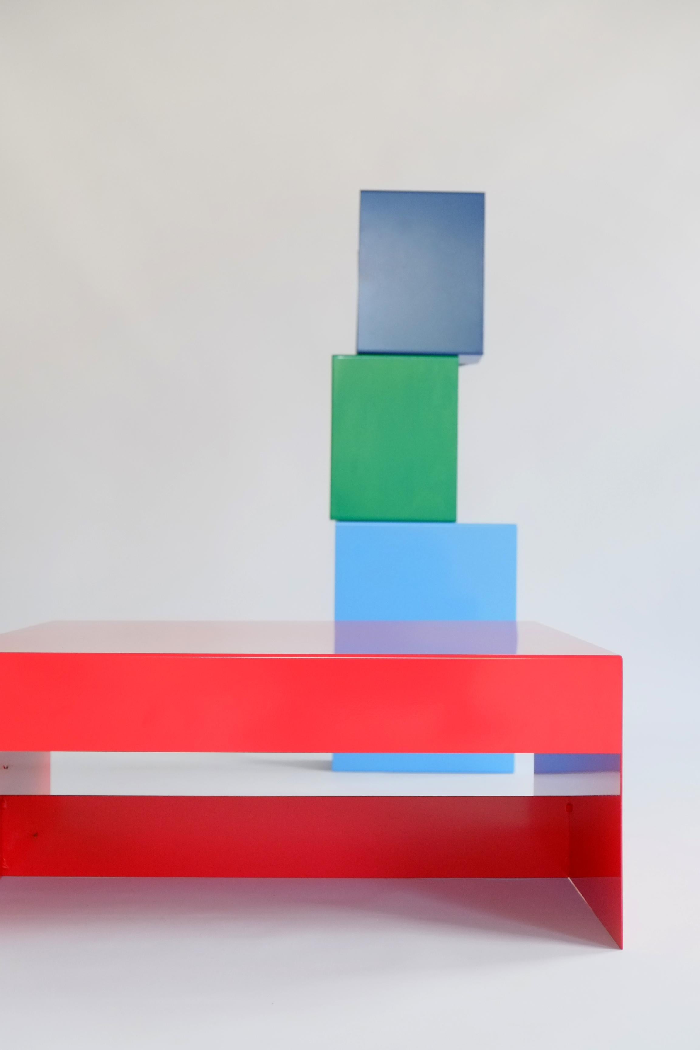 Mesa de centro rectangular grande de aluminio rojo de una sola forma - Personalizable en venta 2