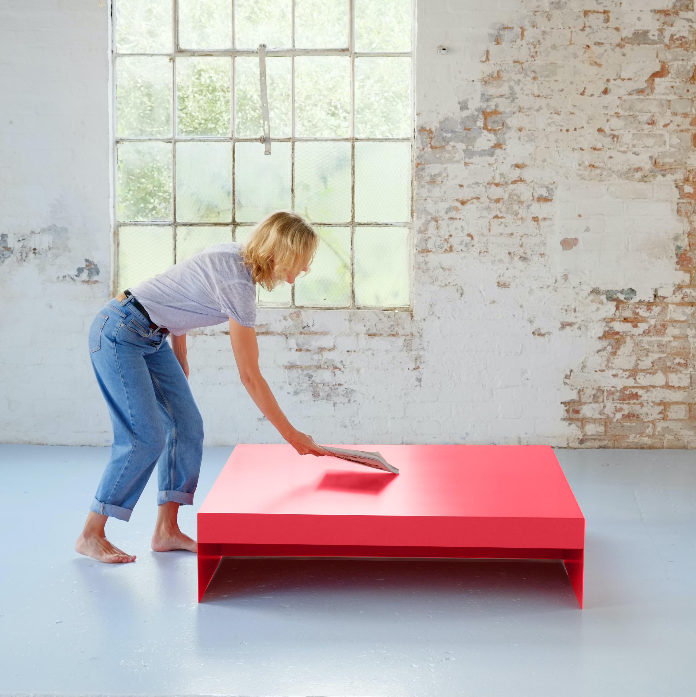 Mesa de centro rectangular grande de aluminio rojo de una sola forma - Personalizable en venta 9