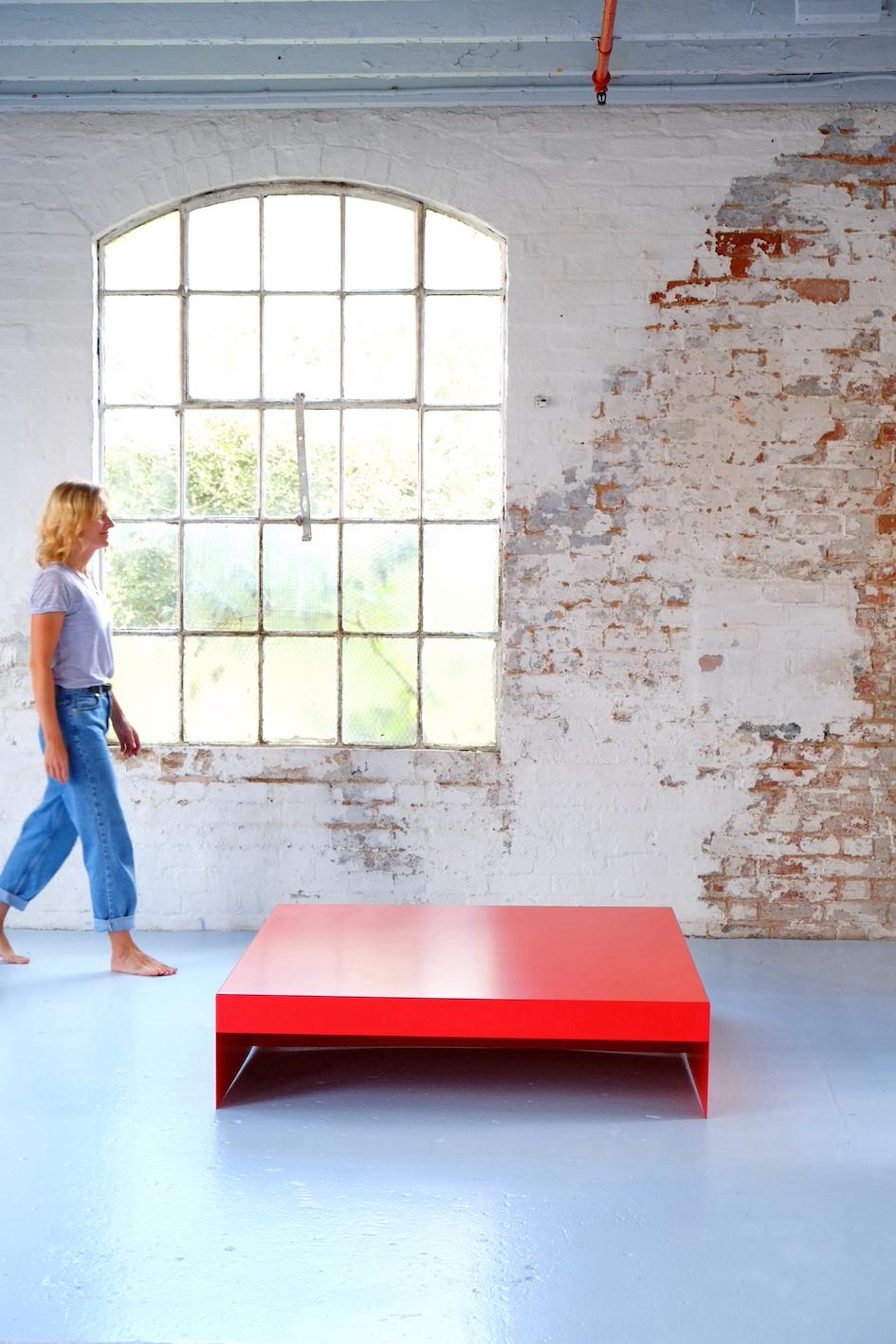 Mesa de centro rectangular grande de aluminio rojo de una sola forma - Personalizable Aluminio en venta