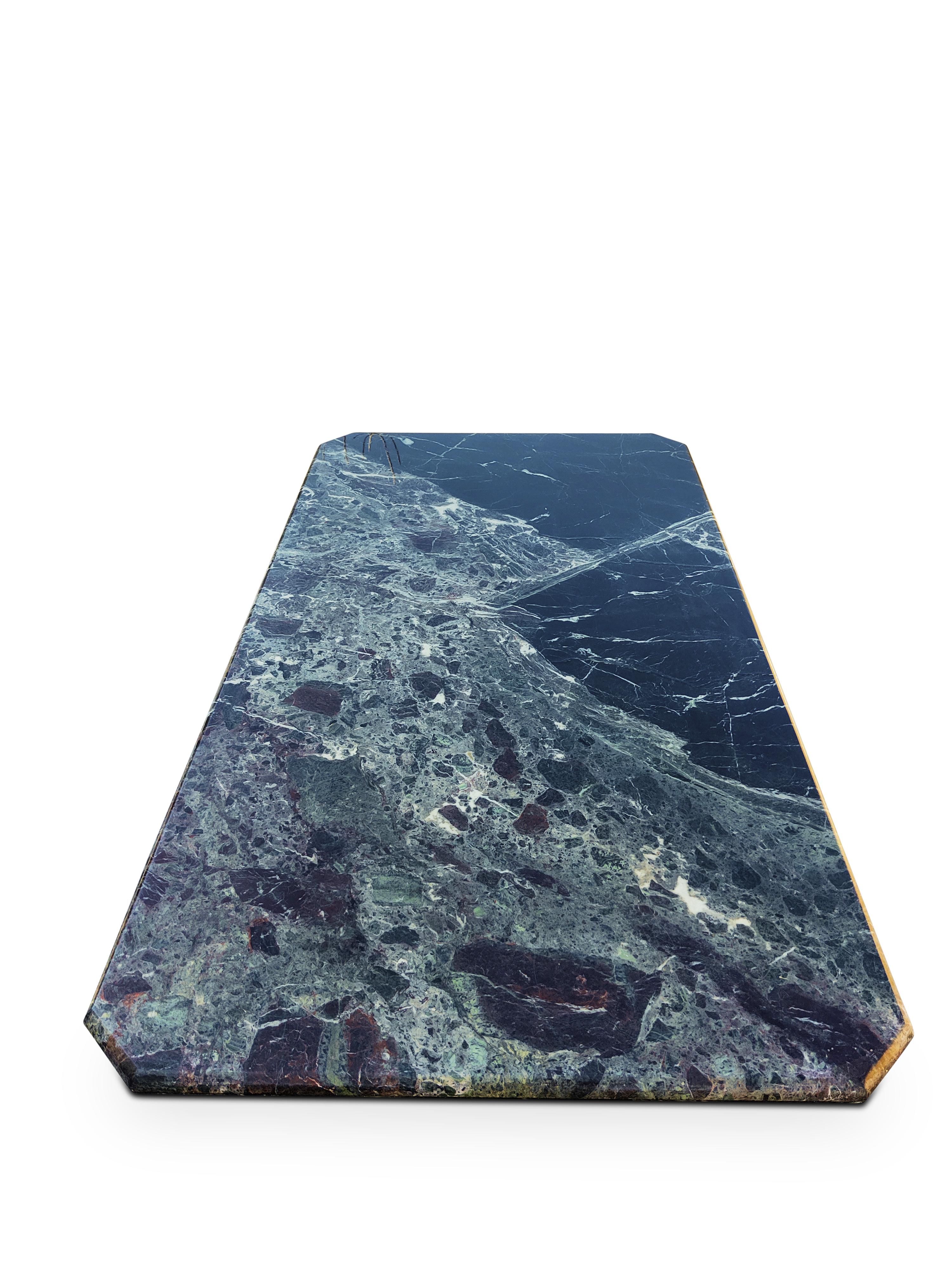 In Form und Proportionen dem renommierten Hersteller Stone International ähnlich, zeichnet sich dieser Tisch durch seine exquisite Marmorierung und Maserung aus. Dieser Marmor besteht hauptsächlich aus dramatischen schwarzen und dunkelgrünen Feldern